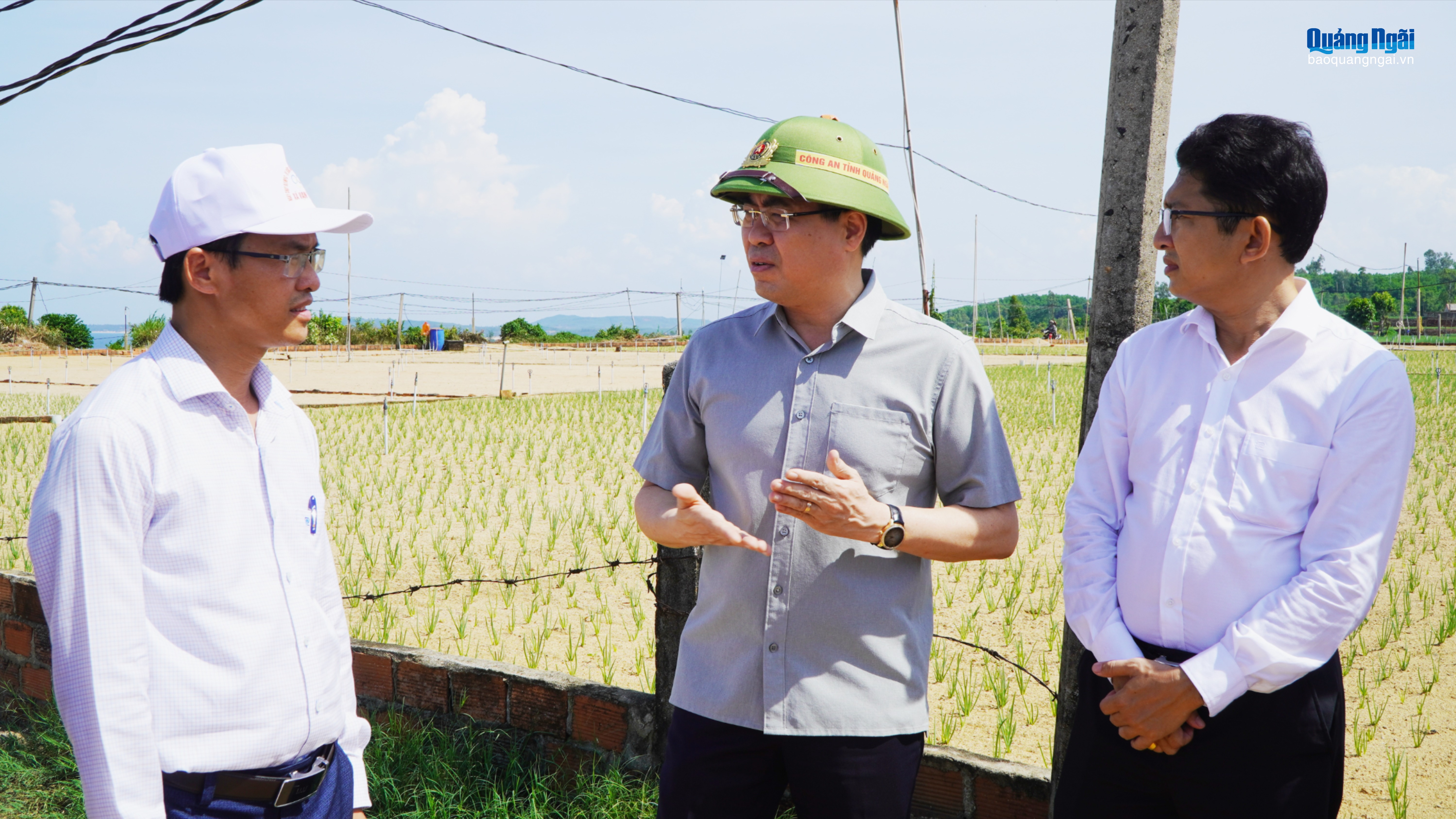 Chủ tịch UBND tỉnh Nguyễn Hoàng Giang thăm vùng trồng “Hành tím Bình Hải”