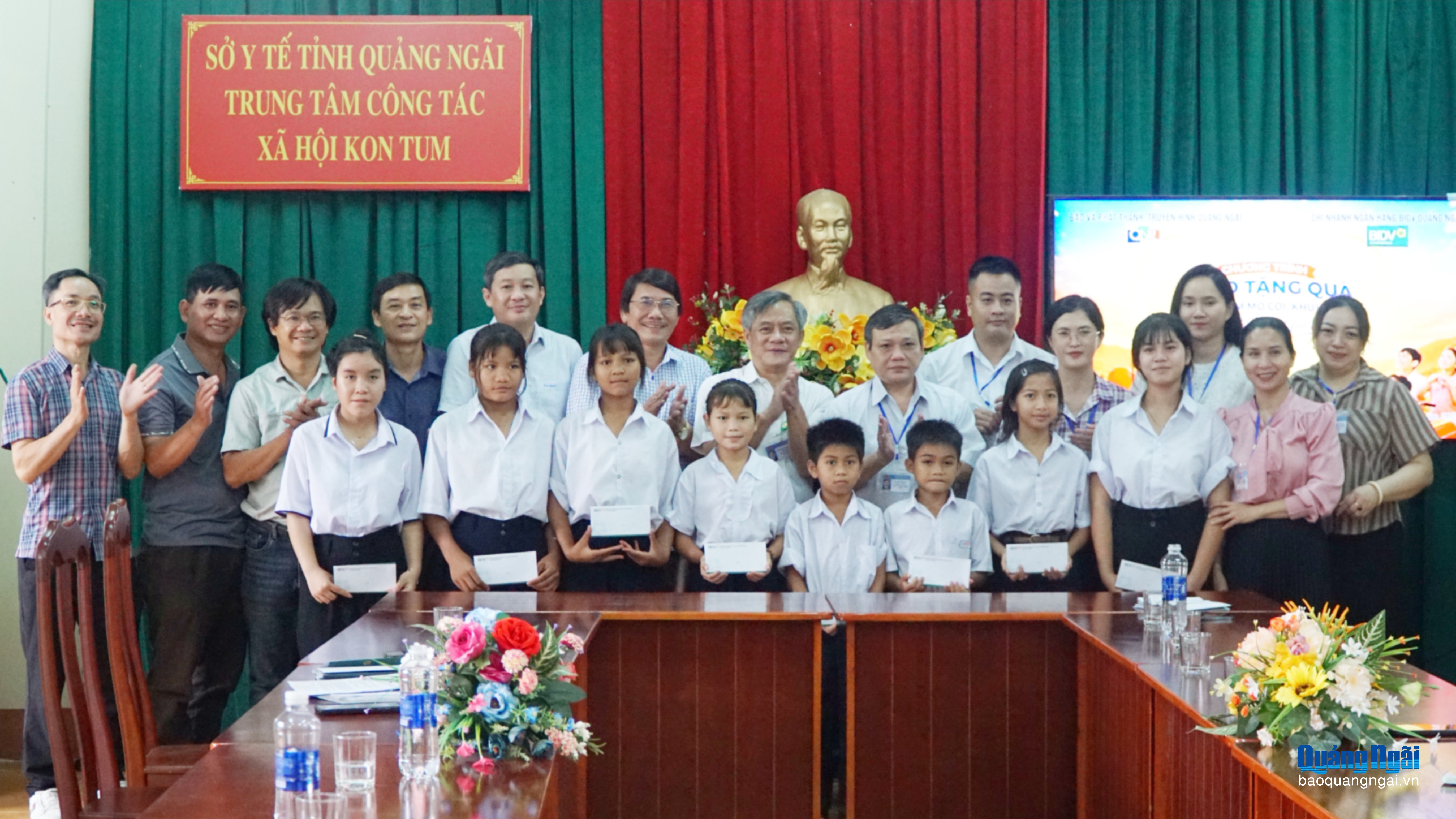 Trao yêu thương đến trẻ em có hoàn cảnh khó khăn tại Trung tâm Công tác xã hội Kon Tum