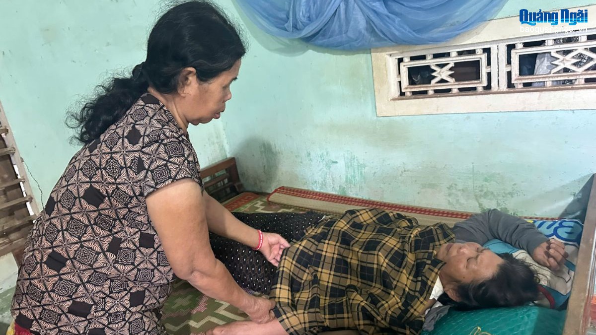 Gánh nặng chồng chất trên vai hai chị em nghèo