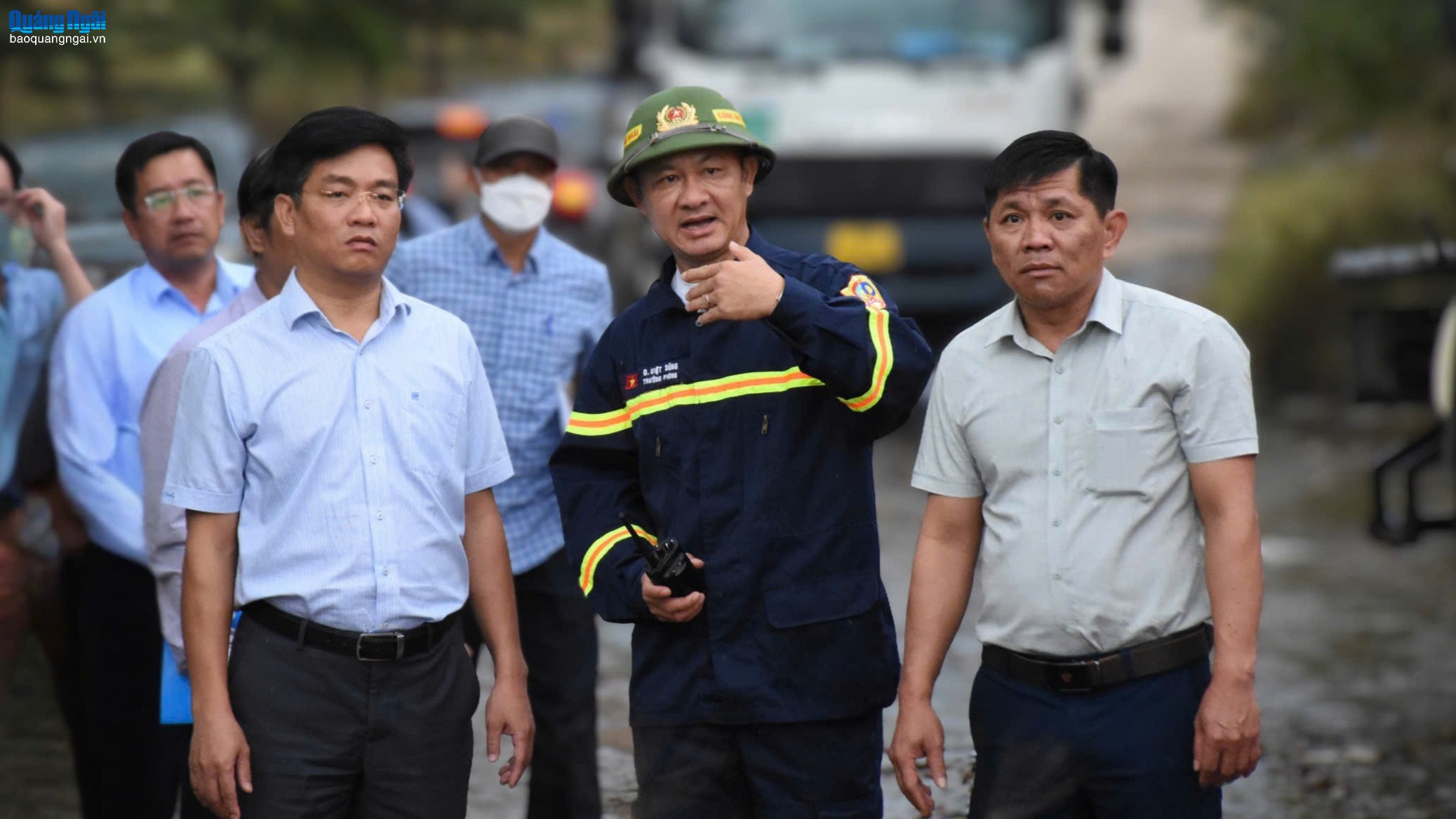 Khẩn trương lấy mẫu quan trắc chất lượng không khí tại bãi rác Nghĩa Kỳ