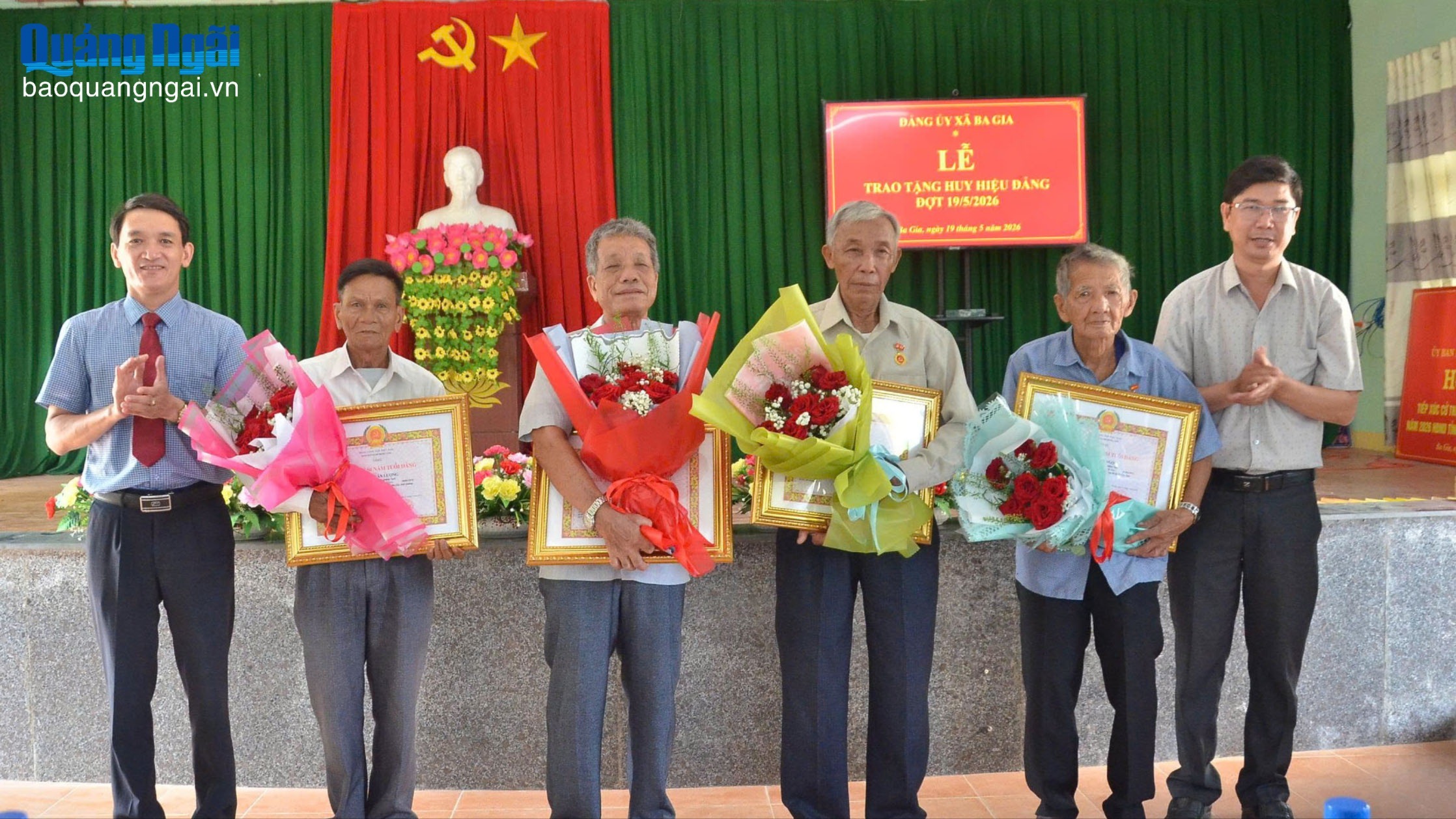 Đảng ủy xã Ba Gia trao Huy hiệu Đảng cho 12 đảng viên