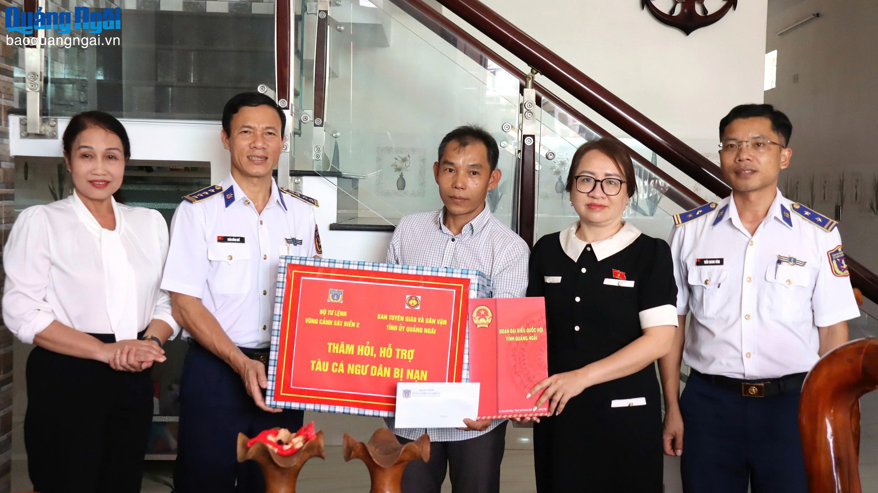 Thăm, tặng quà, động viên ngư dân bị cháy tàu cá