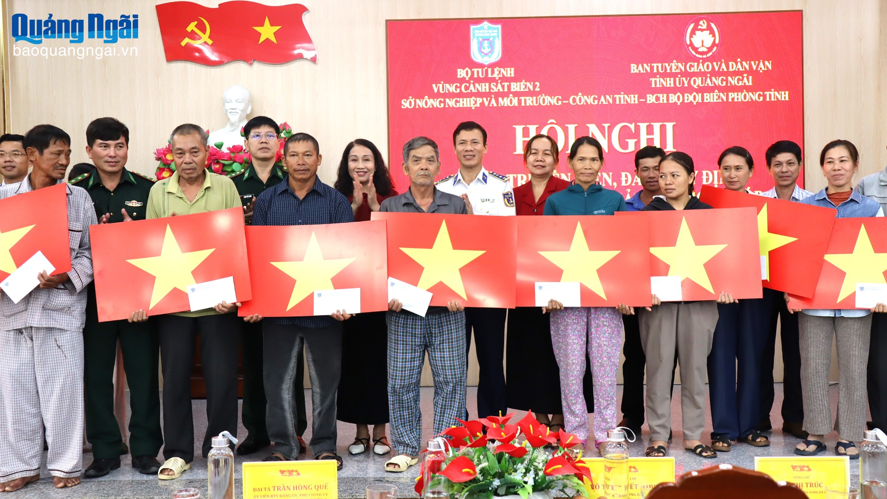 Tuyên truyền phòng, chống khai thác IUU và tặng quà các ngư dân