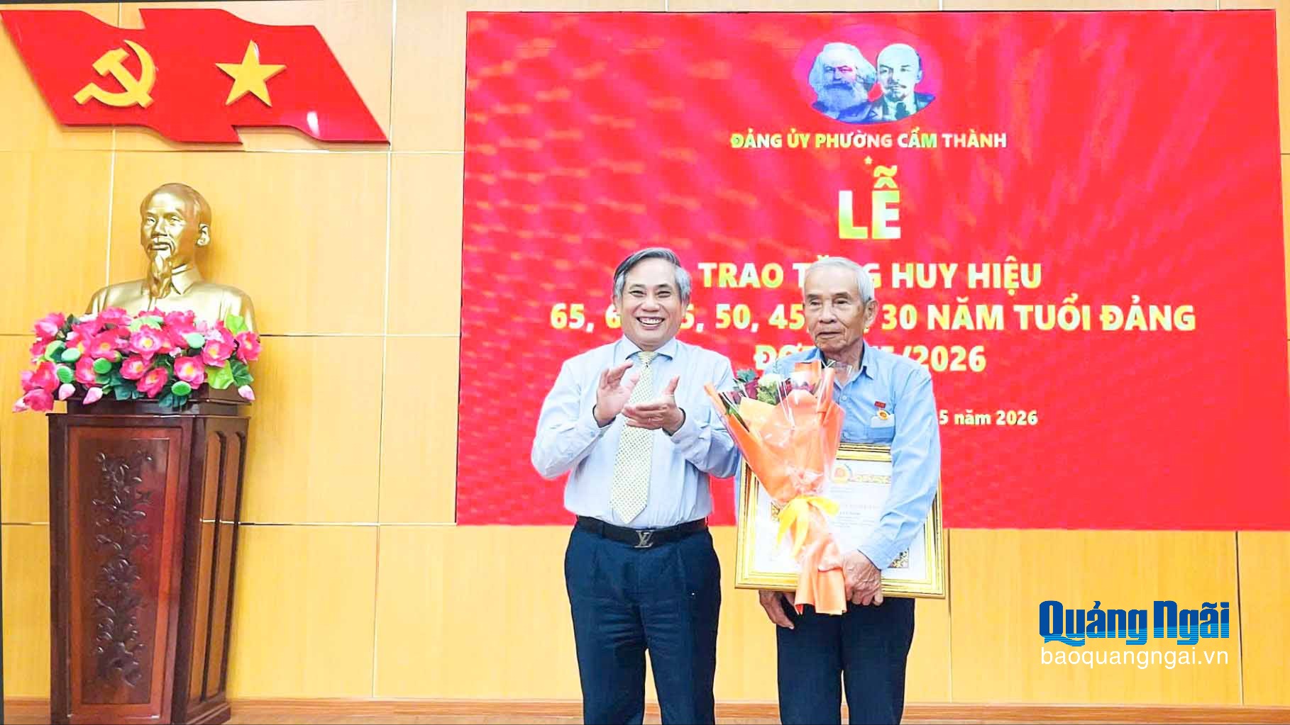 Trao Huy hiệu Đảng cho các đảng viên