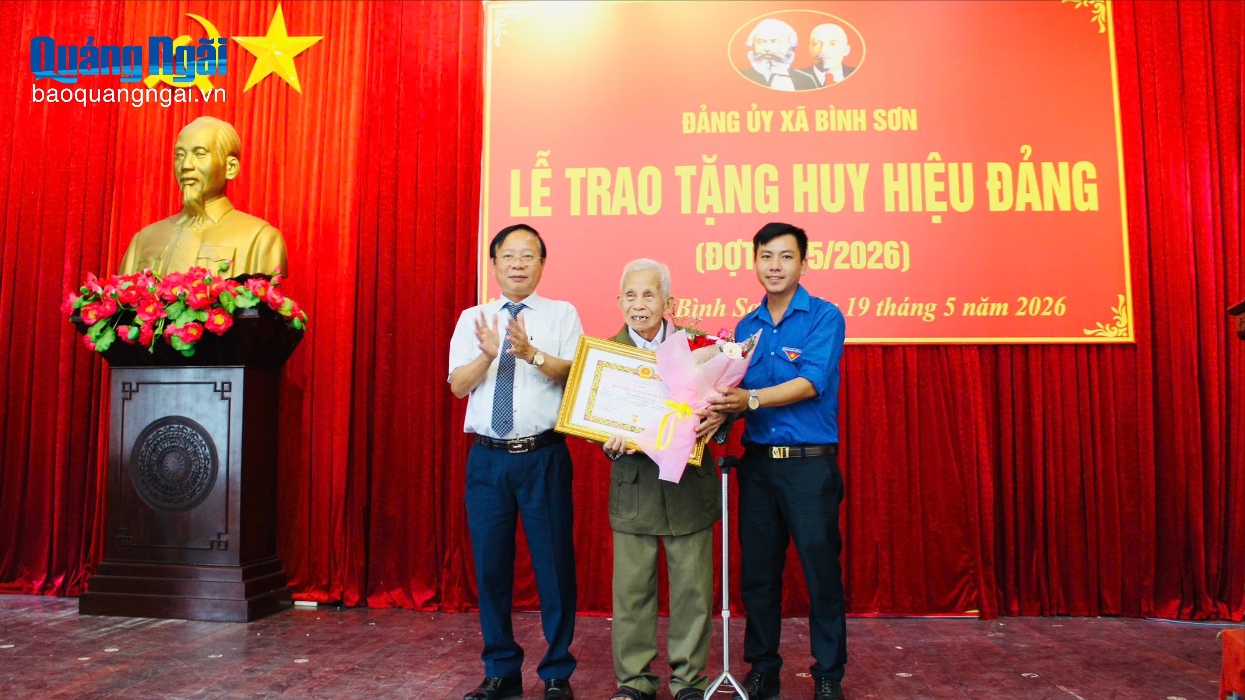 Các địa phương trao Huy hiệu Đảng đợt 19/5 cho các đảng viên