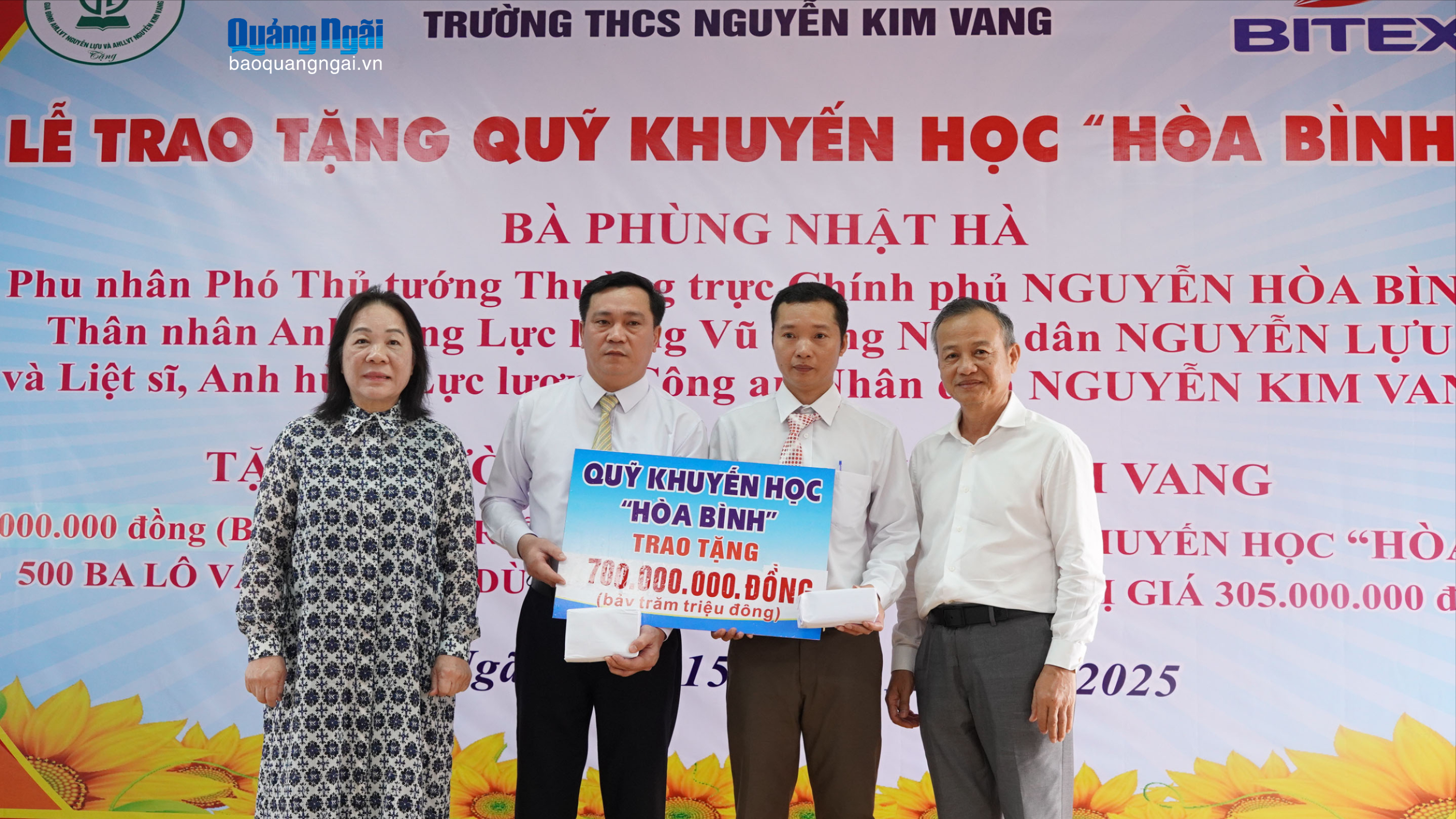 Phu nhân Phó Thủ tướng Nguyễn Hòa Bình trao Quỹ khuyến học Hòa Bình cho Trường THCS Nguyễn Kim Vang