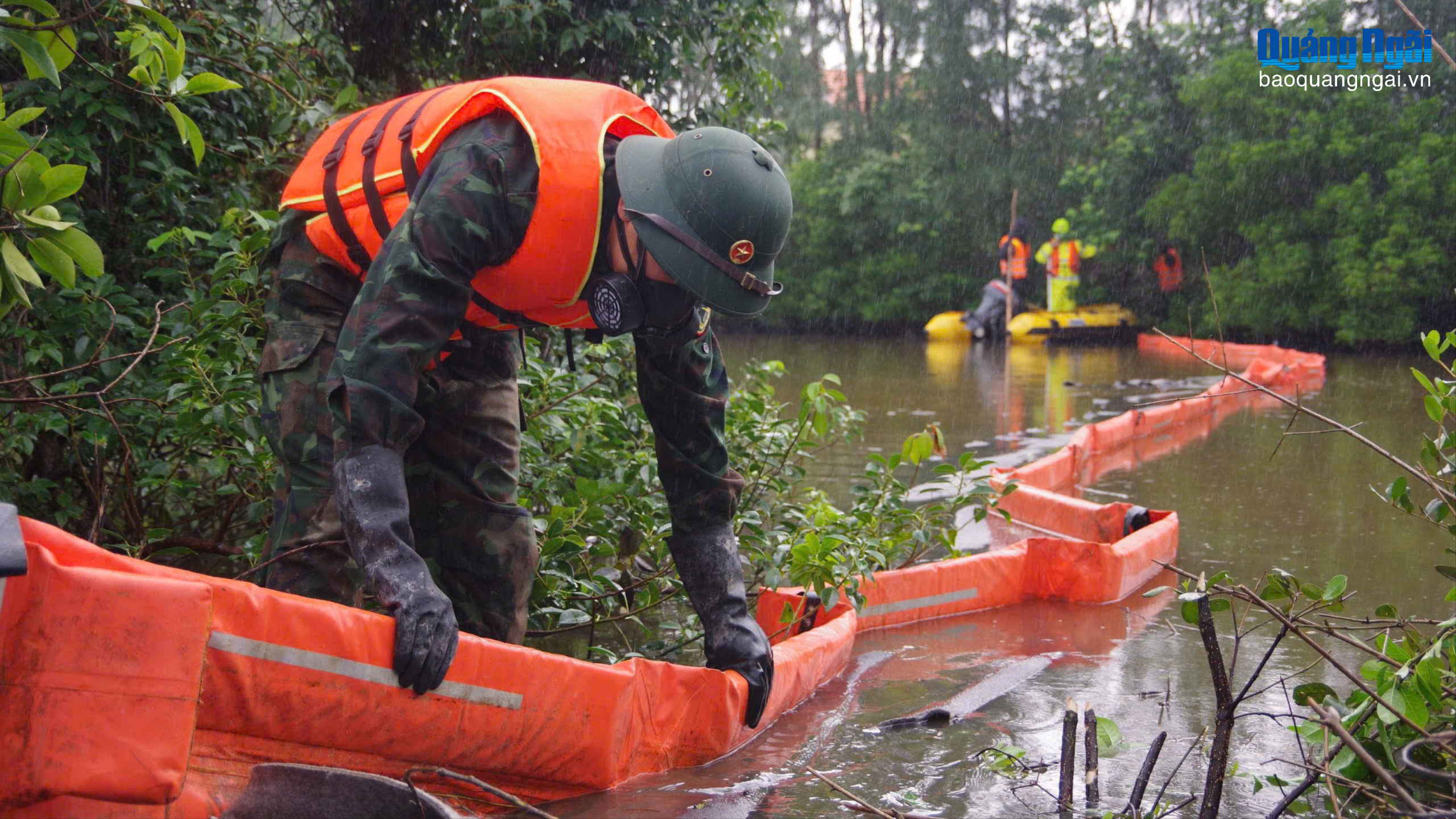 Xuyên đêm xử lý dầu tràn