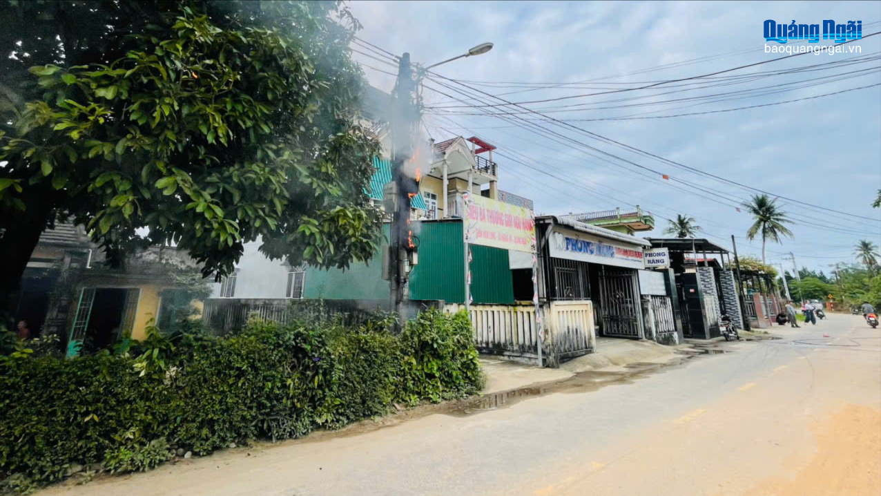 Kịp thời khống chế vụ cháy trụ điện tại xã An Phú