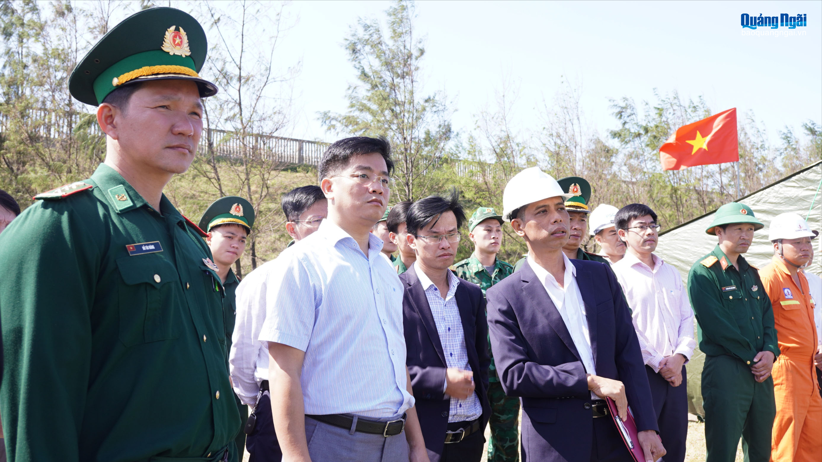 Phó Chủ tịch UBND tỉnh Đỗ Tâm Hiển kiểm tra hiện trường tàu nước ngoài mắc cạn