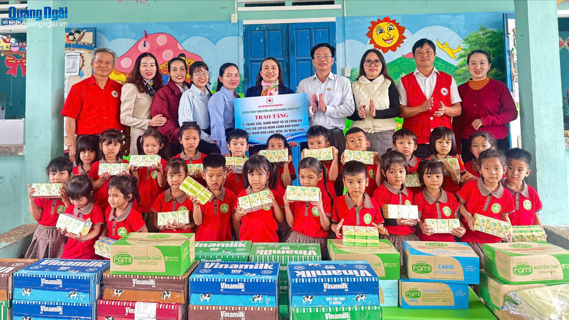 Chương trình “Dinh dưỡng cho trẻ em nghèo, khuyết tật” đến với xã Minh Long, Sơn Tây