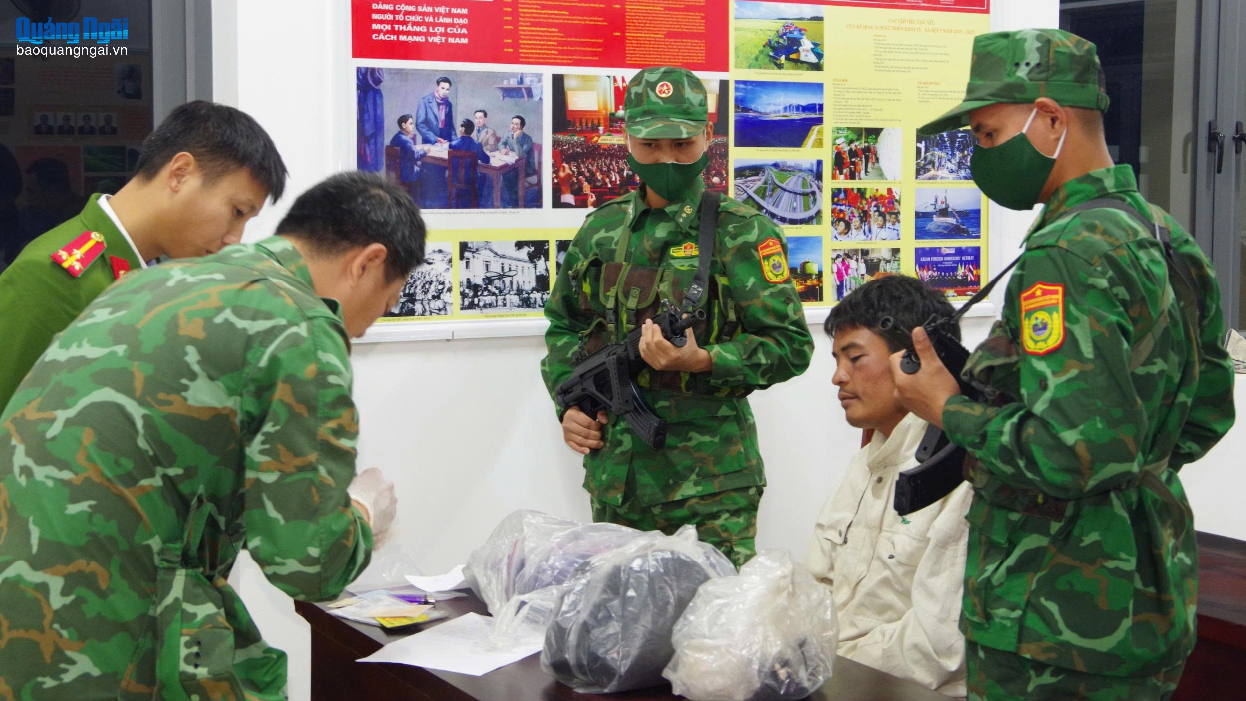 Bắt giữ đối tượng người Lào vận chuyển hơn 12 nghìn viên ma túy