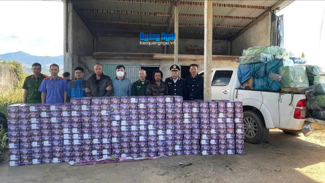 Thu giữ hơn 2 tấn pháo lậu vận chuyển từ biên giới