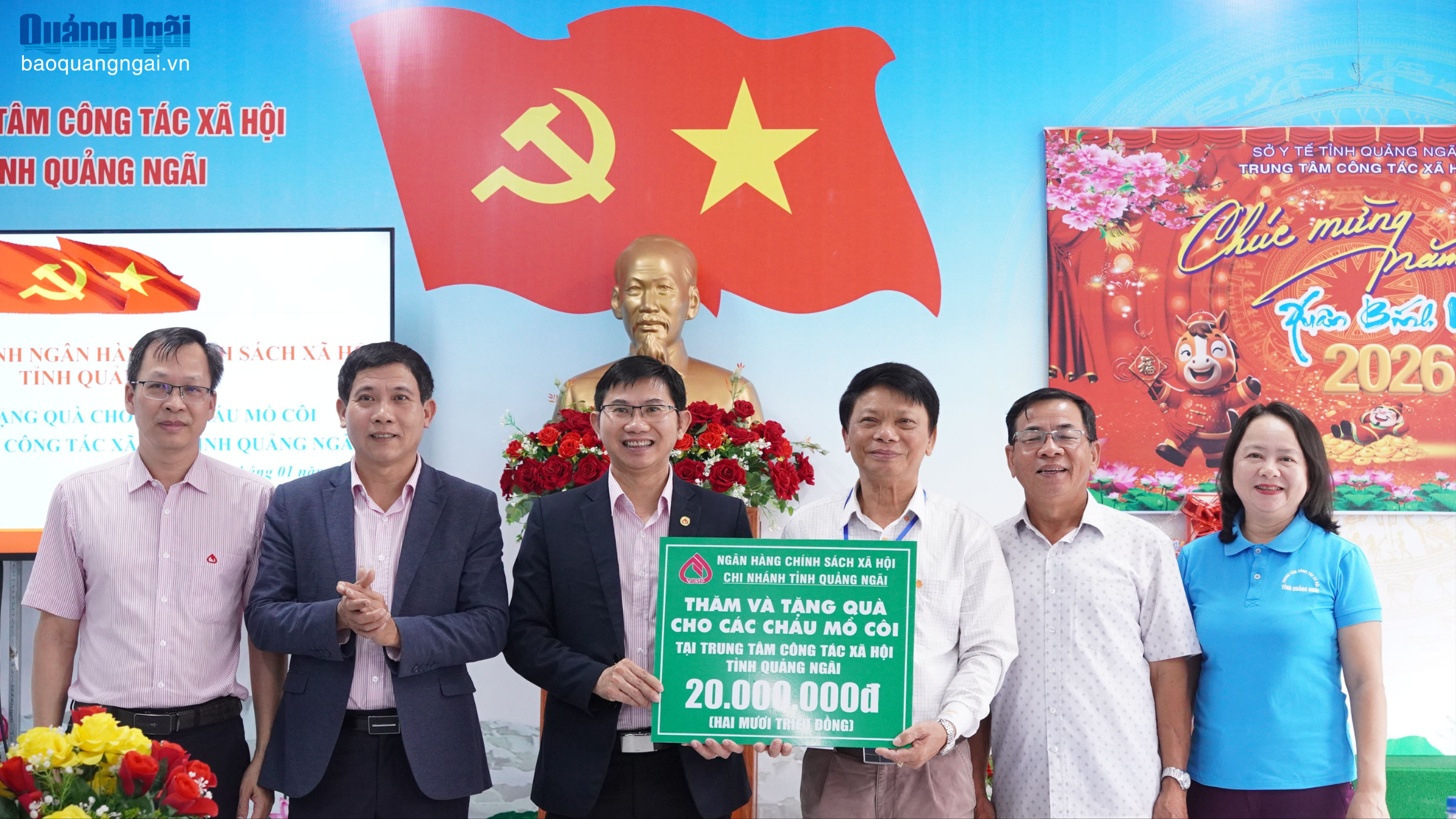 Ngân hàng Chính sách xã hội - Chi nhánh tỉnh Quảng Ngãi tặng quà tết cho người dân có hoàn cảnh khó khăn