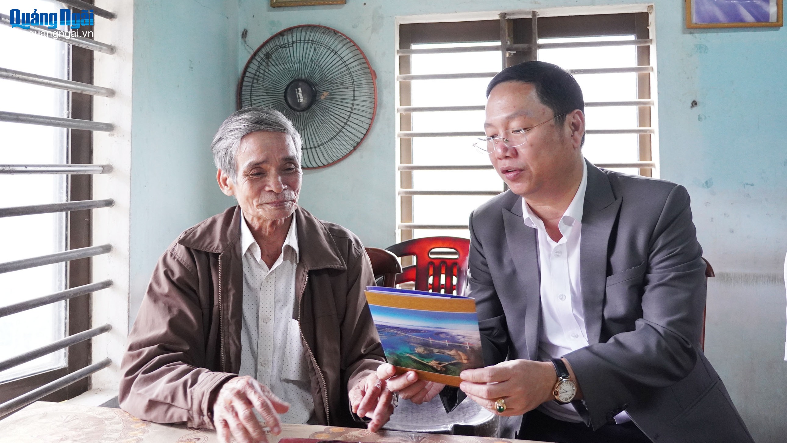 Phó Chủ tịch UBND tỉnh Nguyễn Công Hoàng thăm, chúc tết người có công ở phường Trà Câu