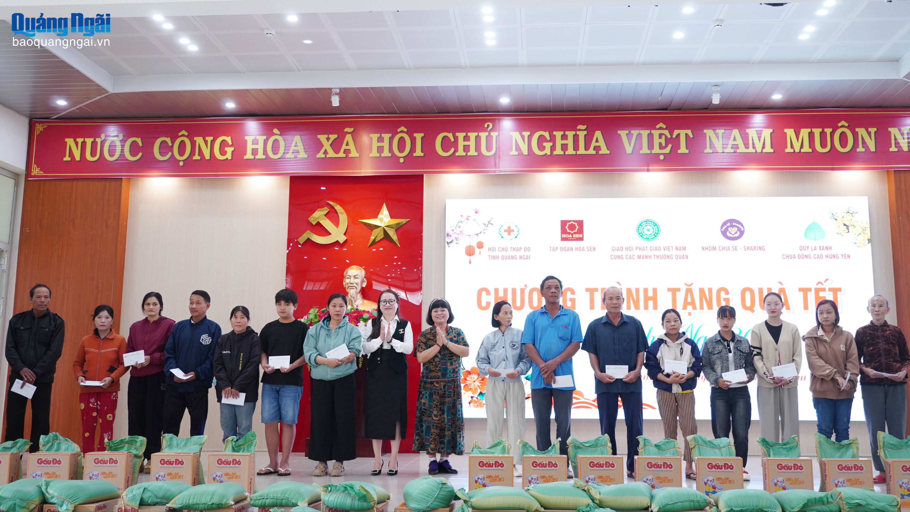 Tặng 850 suất quà Tết cho người dân khó khăn