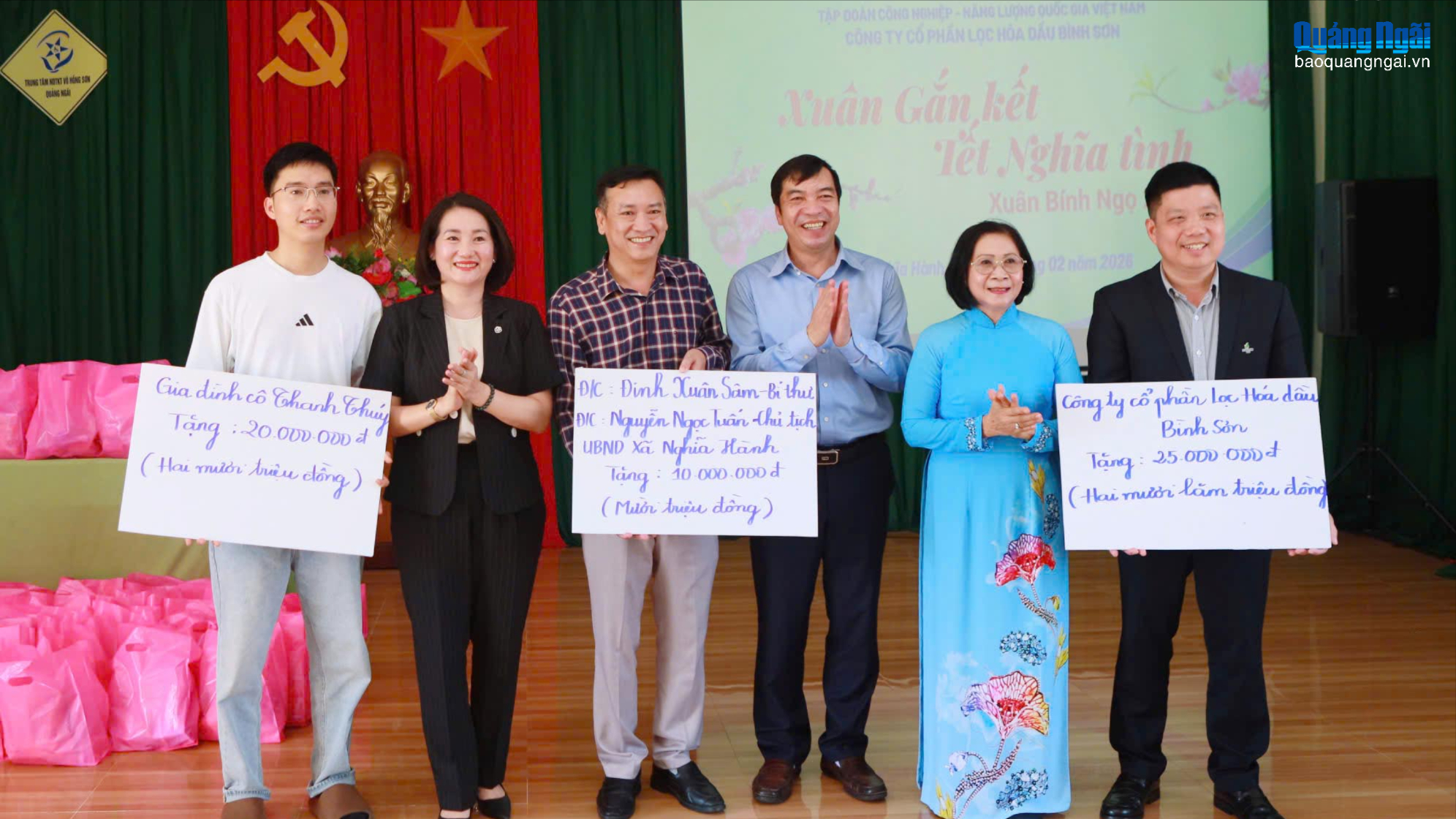 Tặng quà Tết cho các cháu tại Trung tâm Nuôi dạy trẻ khuyết tật Võ Hồng Sơn