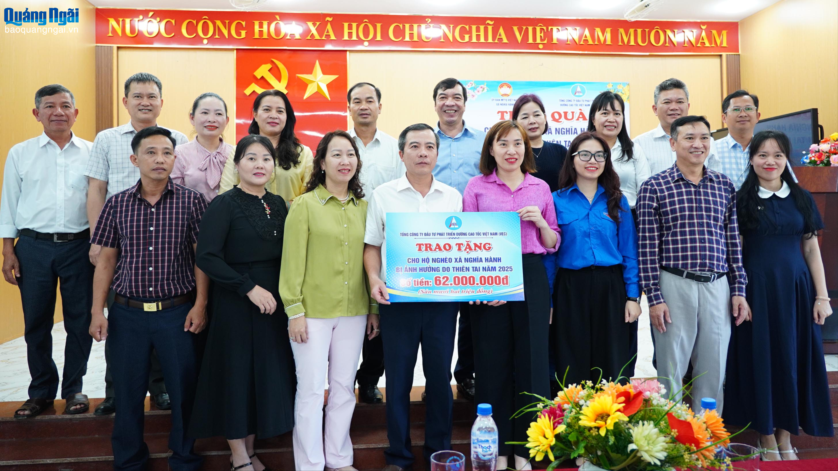 Tặng quà Tết cho các hộ nghèo ở xã Nghĩa Hành