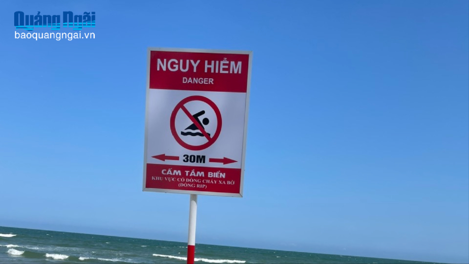 Cắm bảng cấm tắm biển tại 3 vị trí ở bãi biển Mỹ Khê