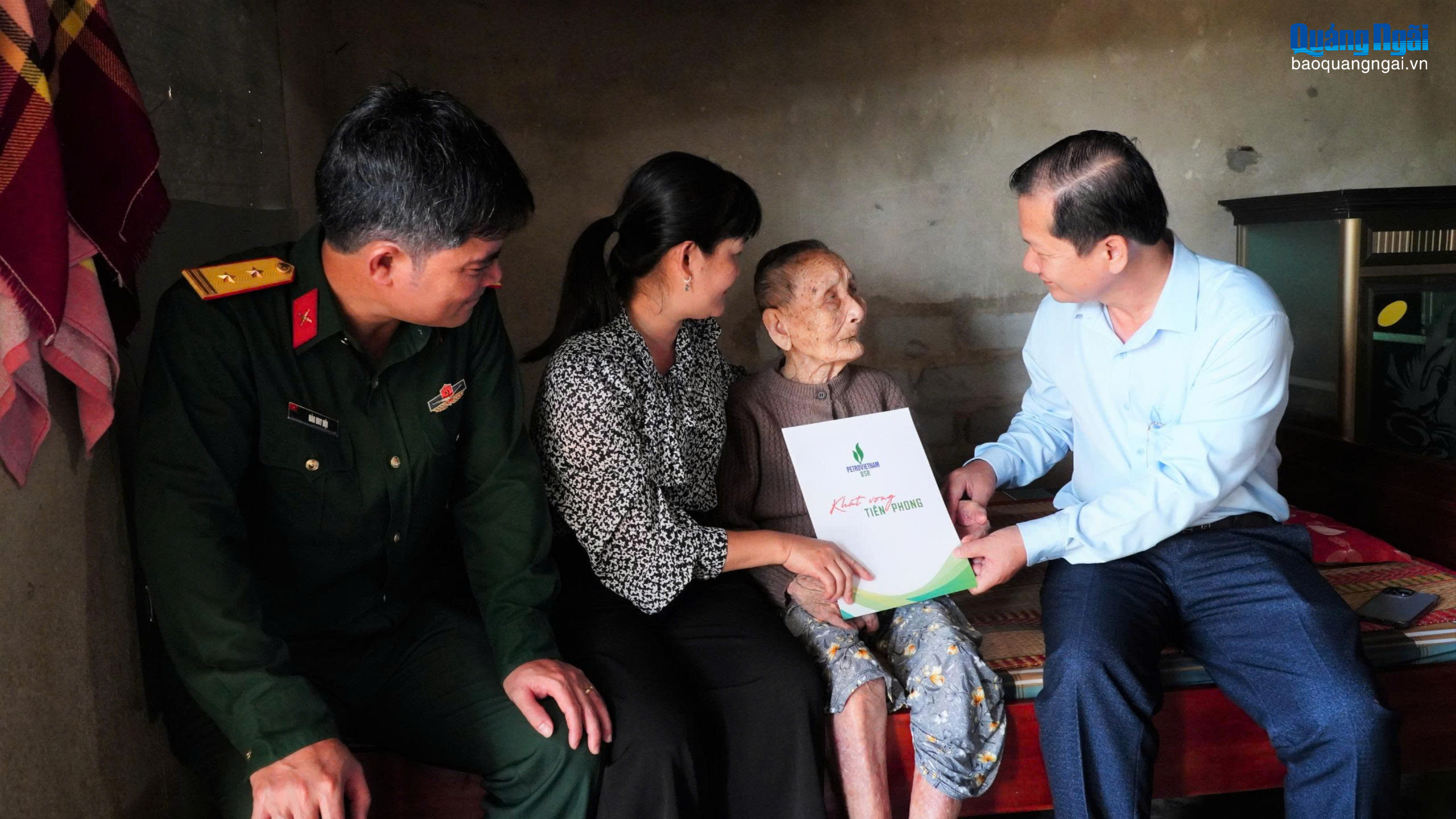 Thăm, tặng quà Mẹ Việt Nam Anh hùng