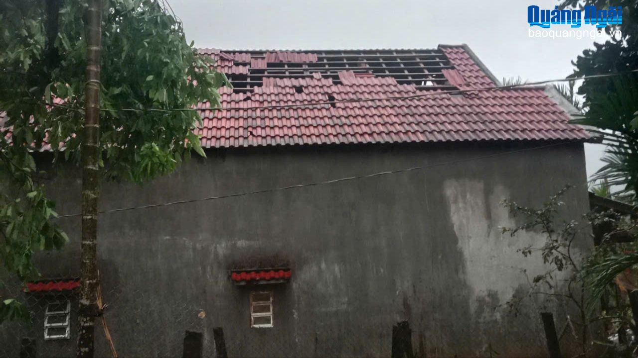 Nhiều ngôi nhà bị thiệt hại do lốc xoáy