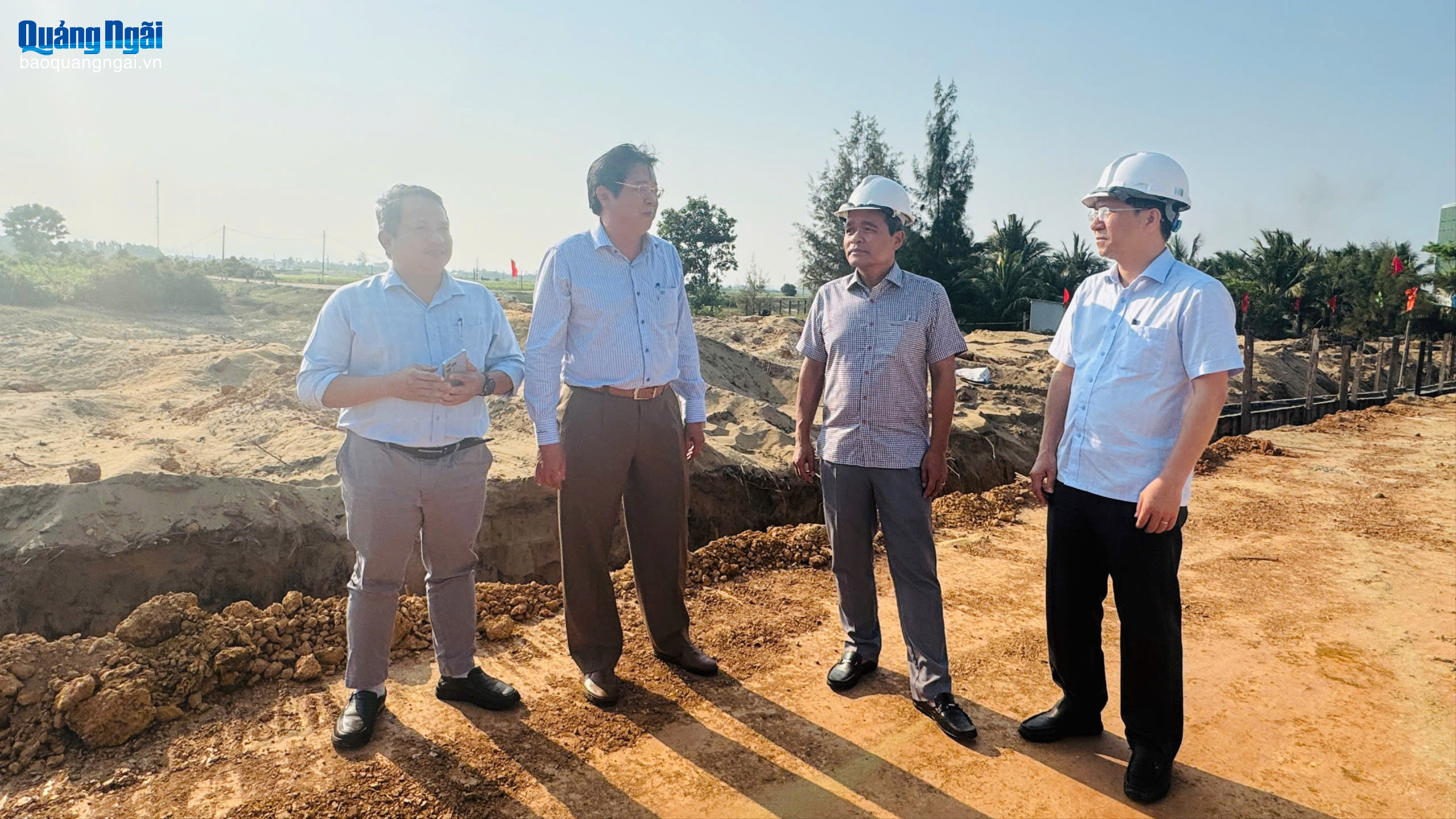 Bí thư Tỉnh ủy Hồ Văn Niên kiểm tra tiến độ đường ven biển Dung Quất - Sa Huỳnh