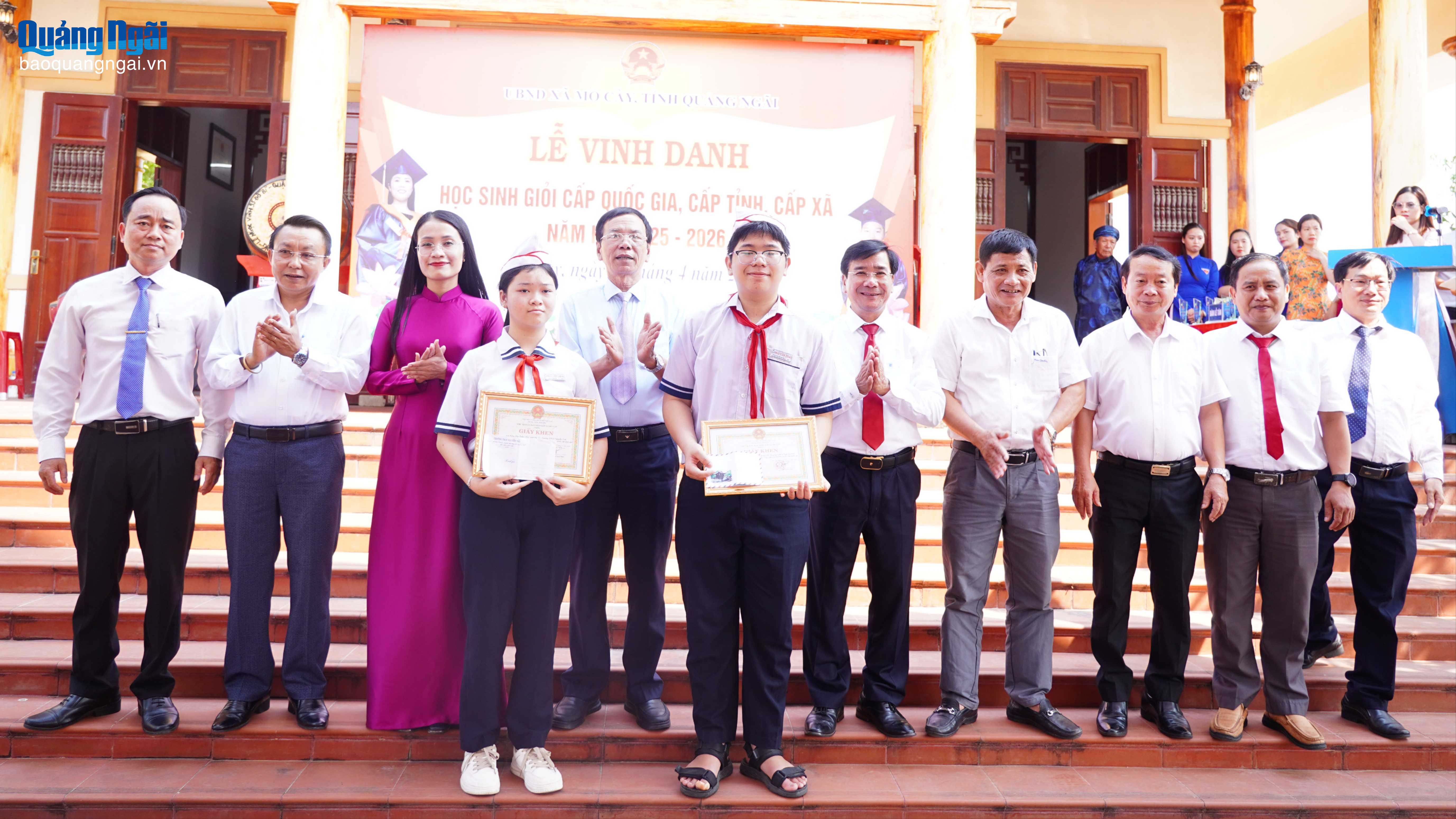 Mỏ Cày vinh danh học sinh giỏi tại Lễ tế Đền Văn Thánh