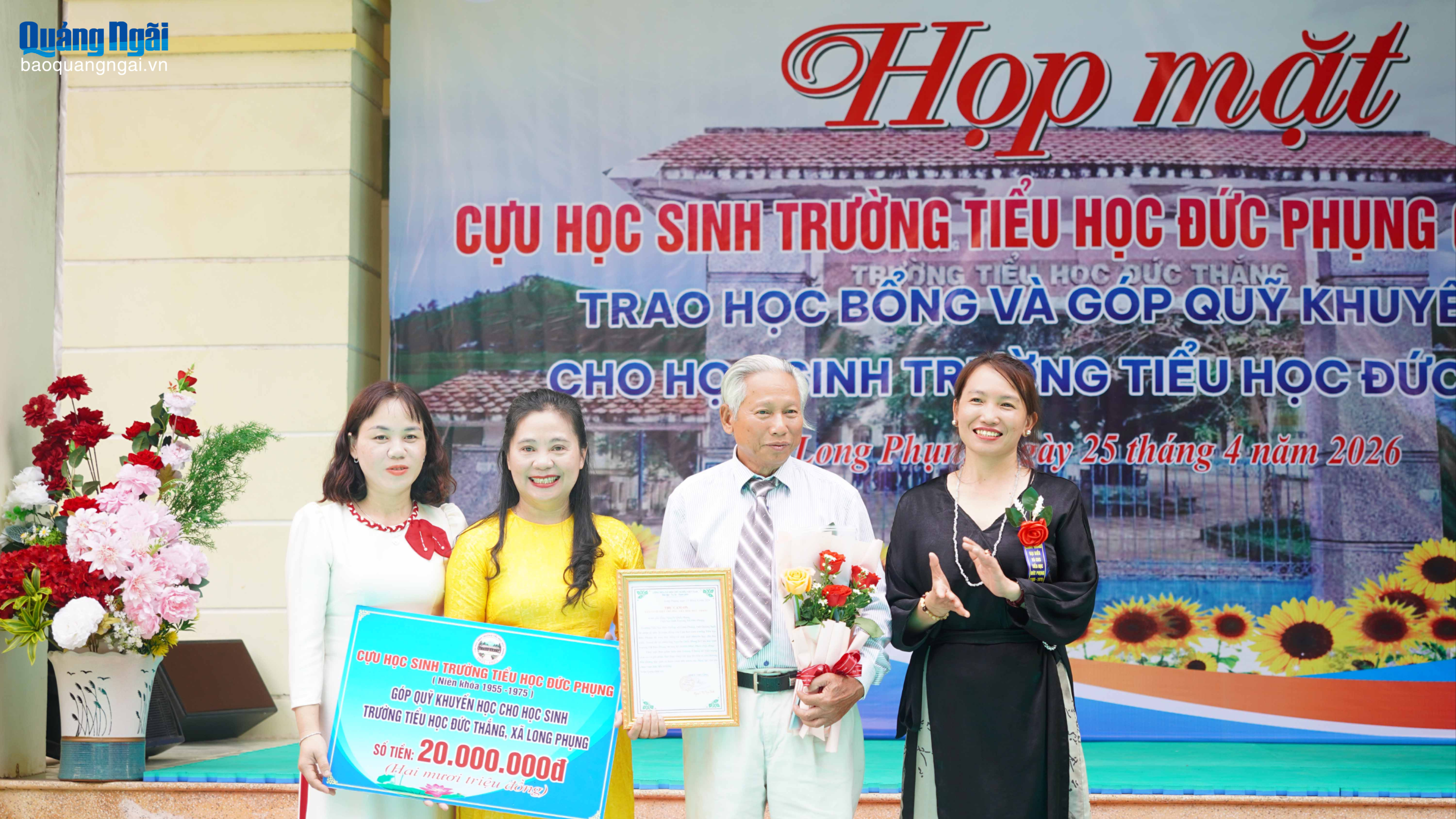 Cựu học sinh Đức Thắng tặng học bổng cho học sinh khó khăn