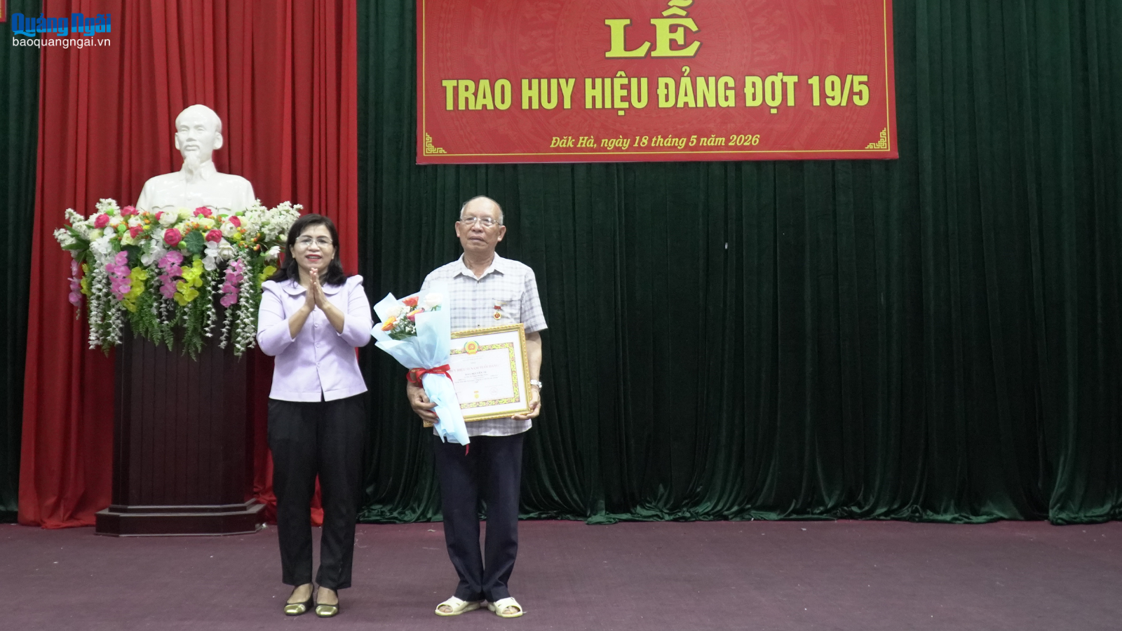Đảng ủy xã Đăk Hà trao Huy hiệu Đảng cho các đảng viên