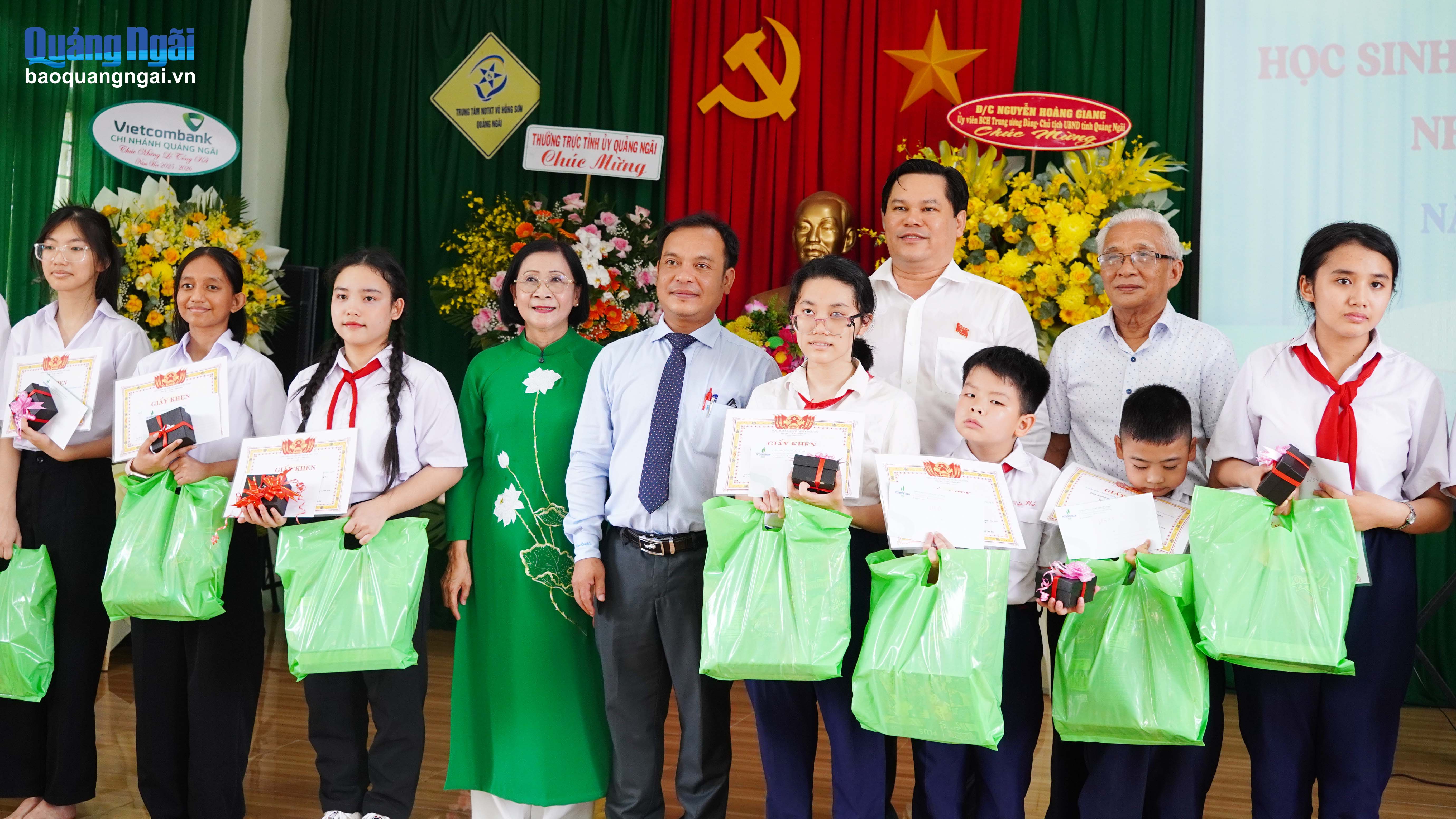Trung tâm Nuôi dạy trẻ khuyết tật Võ Hồng Sơn bế giảng năm học 2025 - 2026