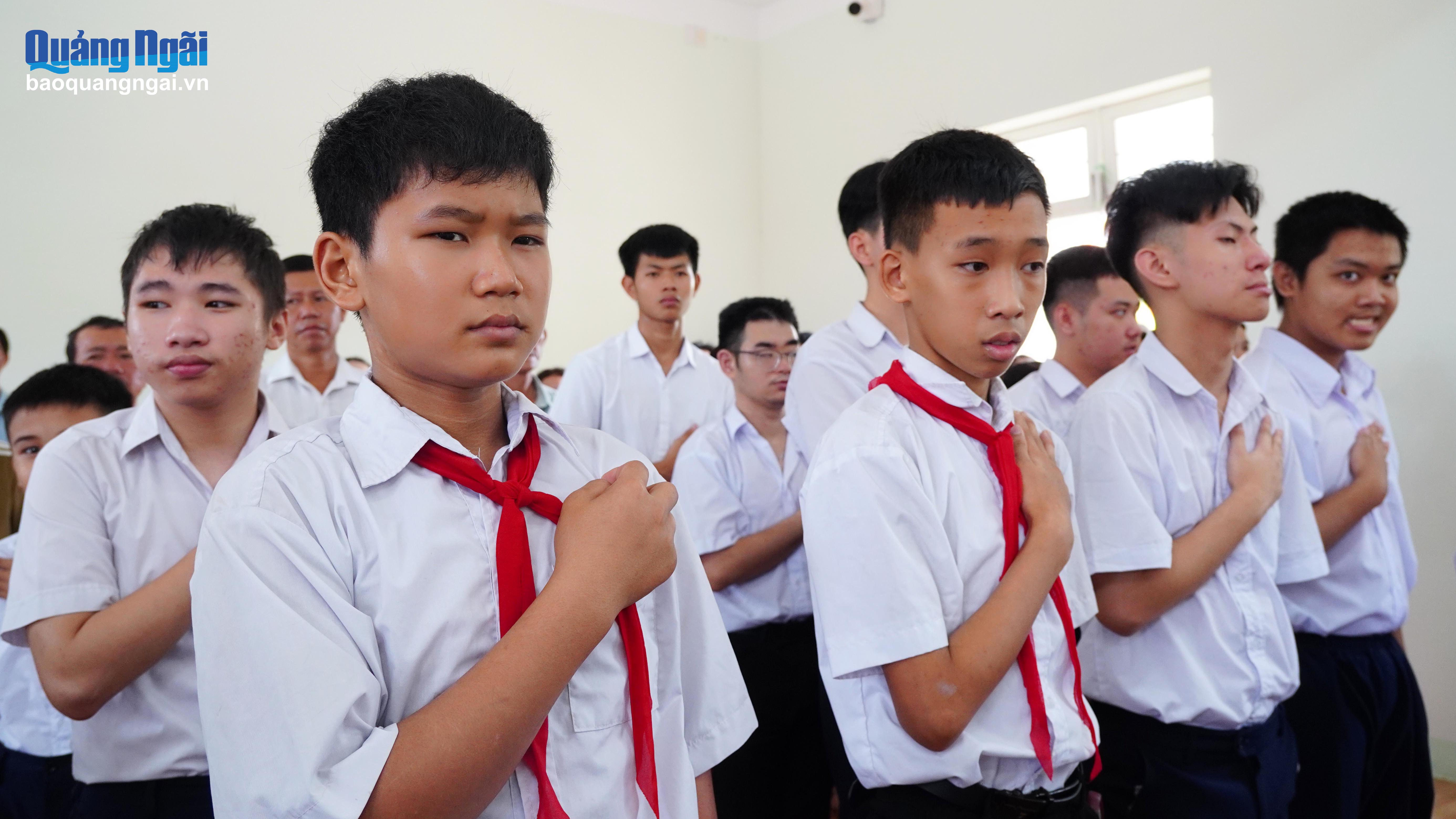 [Ảnh]. Xúc động lễ bế giảng của học sinh khuyết tật