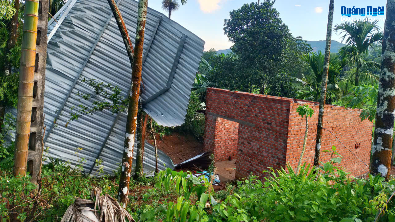 Lốc xoáy gây thiệt hại nhà cửa, tài sản người dân xã Sơn Linh