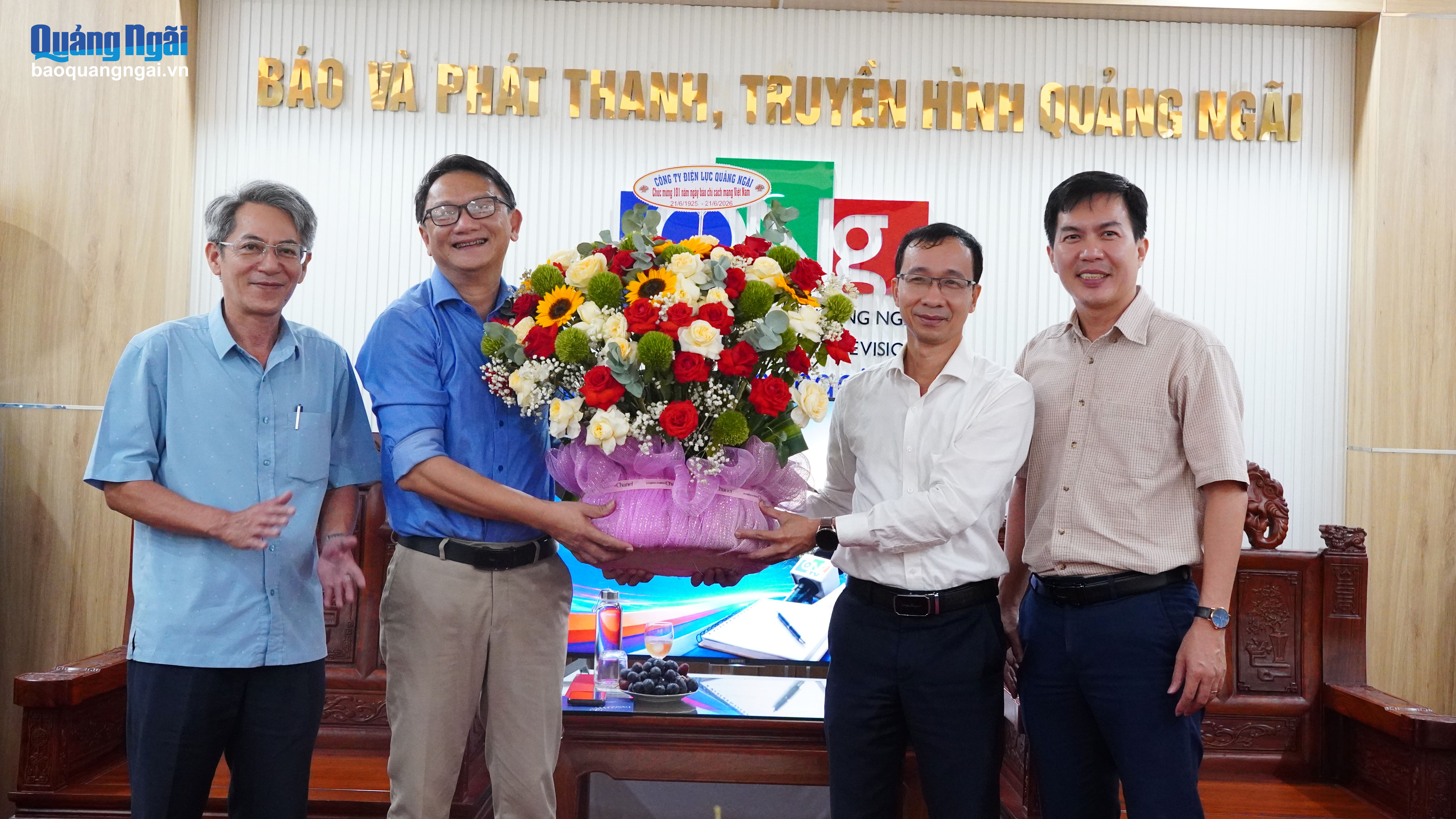 Công ty Điện lực Quảng Ngãi thăm, chúc mừng Báo và Phát thanh, Truyền hình Quảng Ngãi
