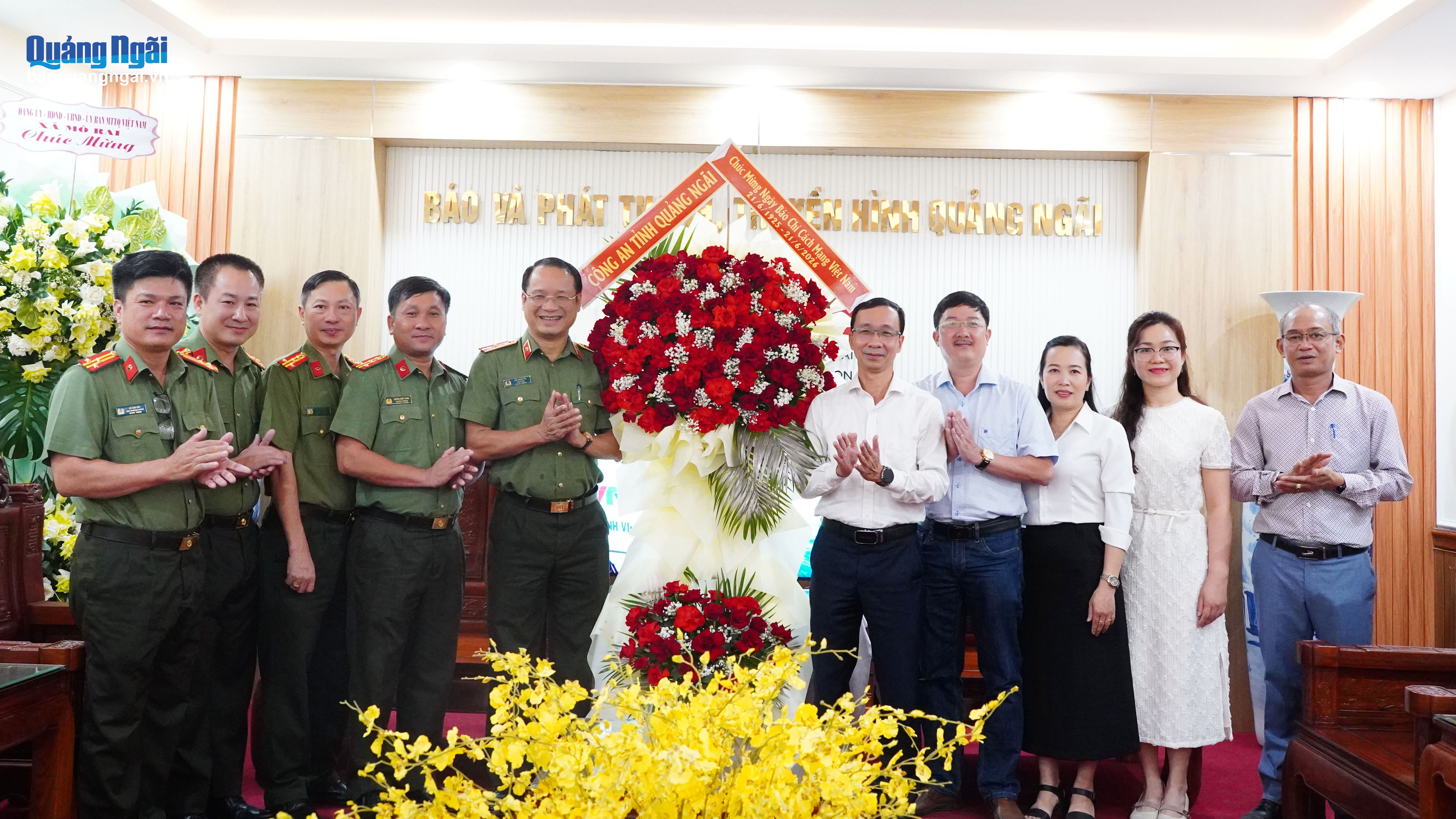 Lãnh đạo các cơ quan, đơn vị thăm, chúc mừng Báo và Phát thanh, Truyền hình Quảng Ngãi