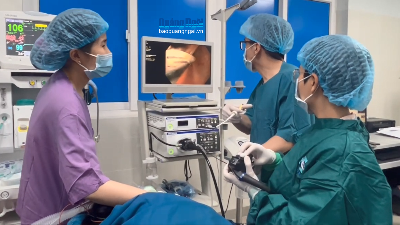 Gắp thành công kẹp tóc dài 7cm trong dạ dày bé gái 6 tuổi