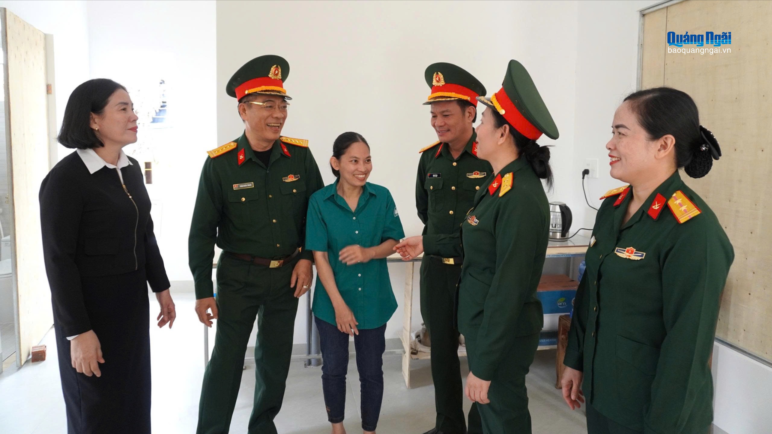 Bàn giao nhà “Mái ấm công đoàn, nghĩa tình đồng đội”