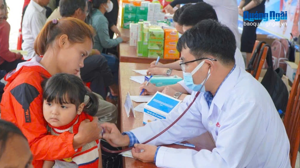 Bác sĩ trẻ tận tụy vì bệnh nhân nghèo