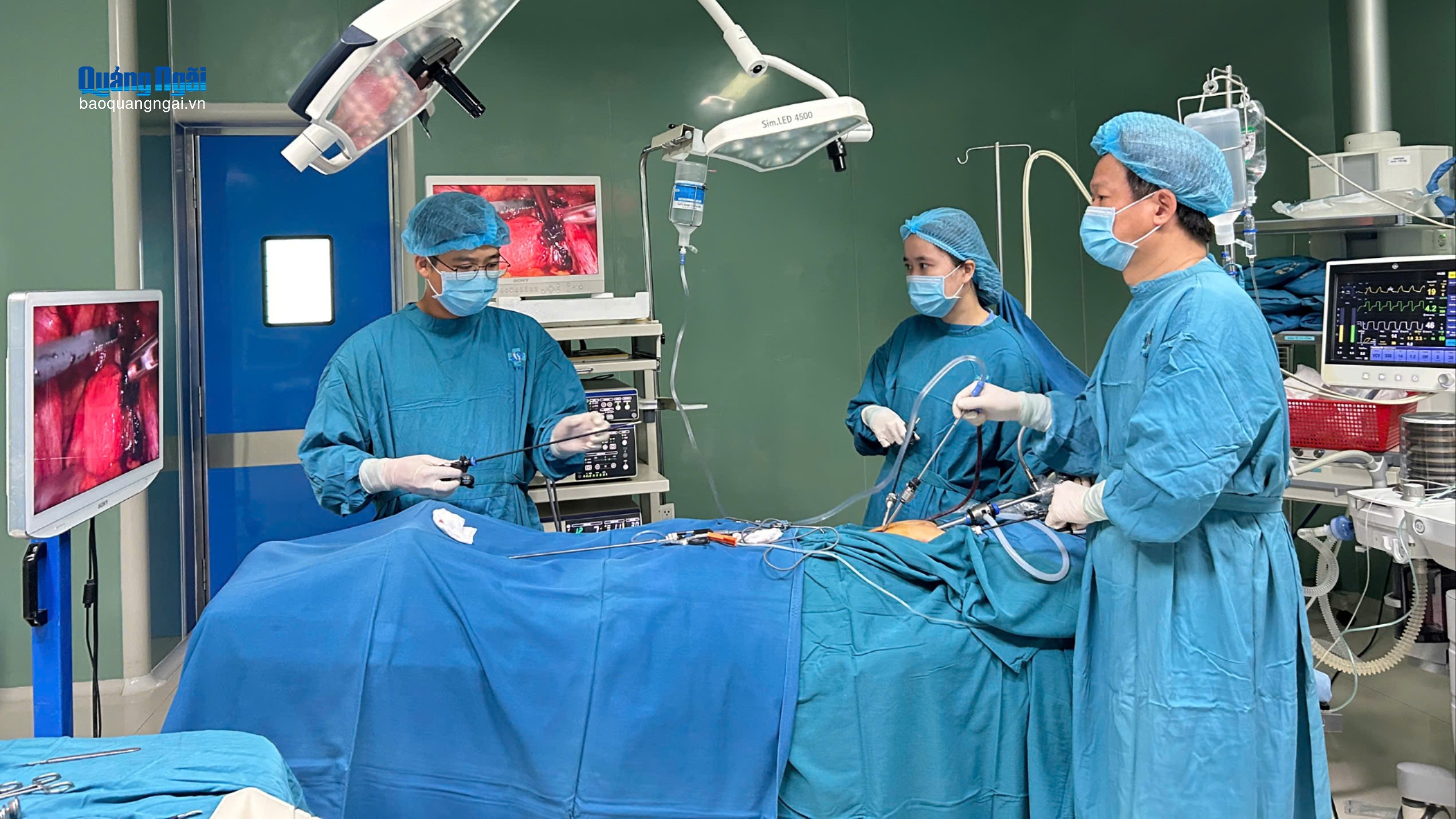 Cứu thành công sản phụ mang song thai trong và ngoài tử cung