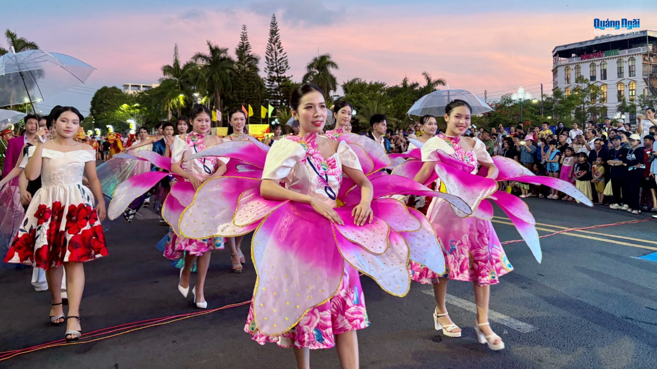Rực rỡ sắc màu tại Carnival biển đảo Quảng Ngãi