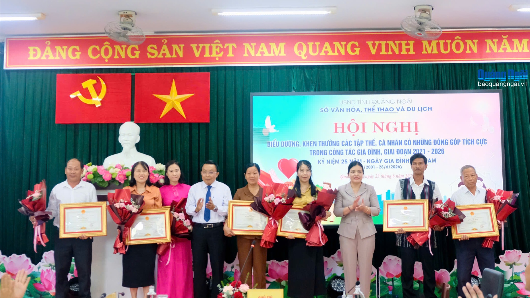 Biểu dương tập thể, cá nhân đóng góp tích cực trong công tác gia đình