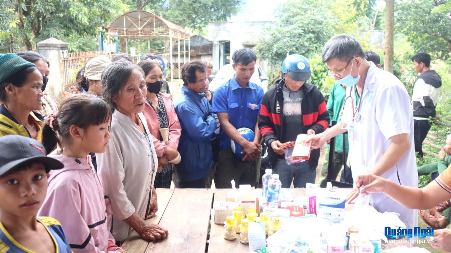 Tặng quà gia đình có hoàn cảnh khó khăn tại xã Đăk Sao