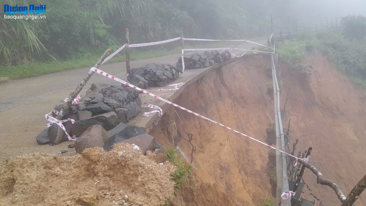 Mưa lớn kéo dài, Tỉnh lộ 673 bị sạt lở nghiêm trọng