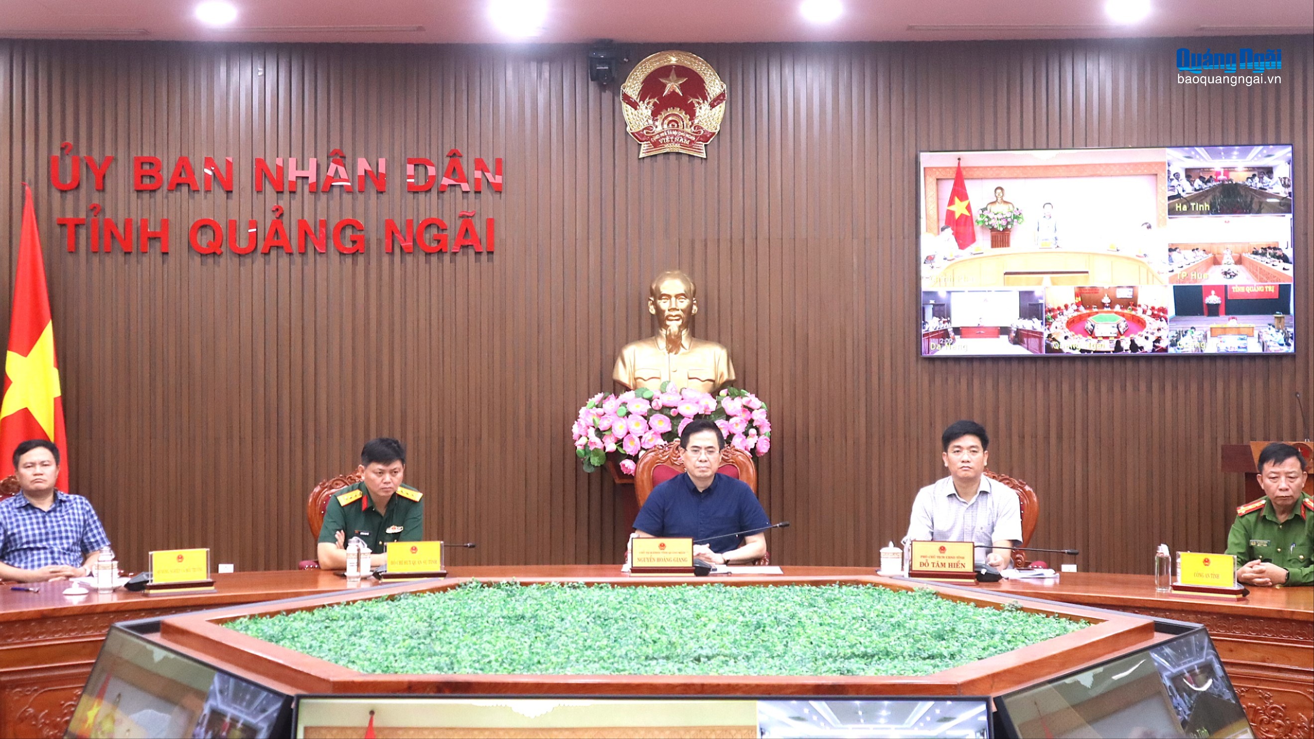 Phó Thủ tướng Chính phủ Trần Hồng Hà chủ trì cuộc họp ứng phó với bão số 12