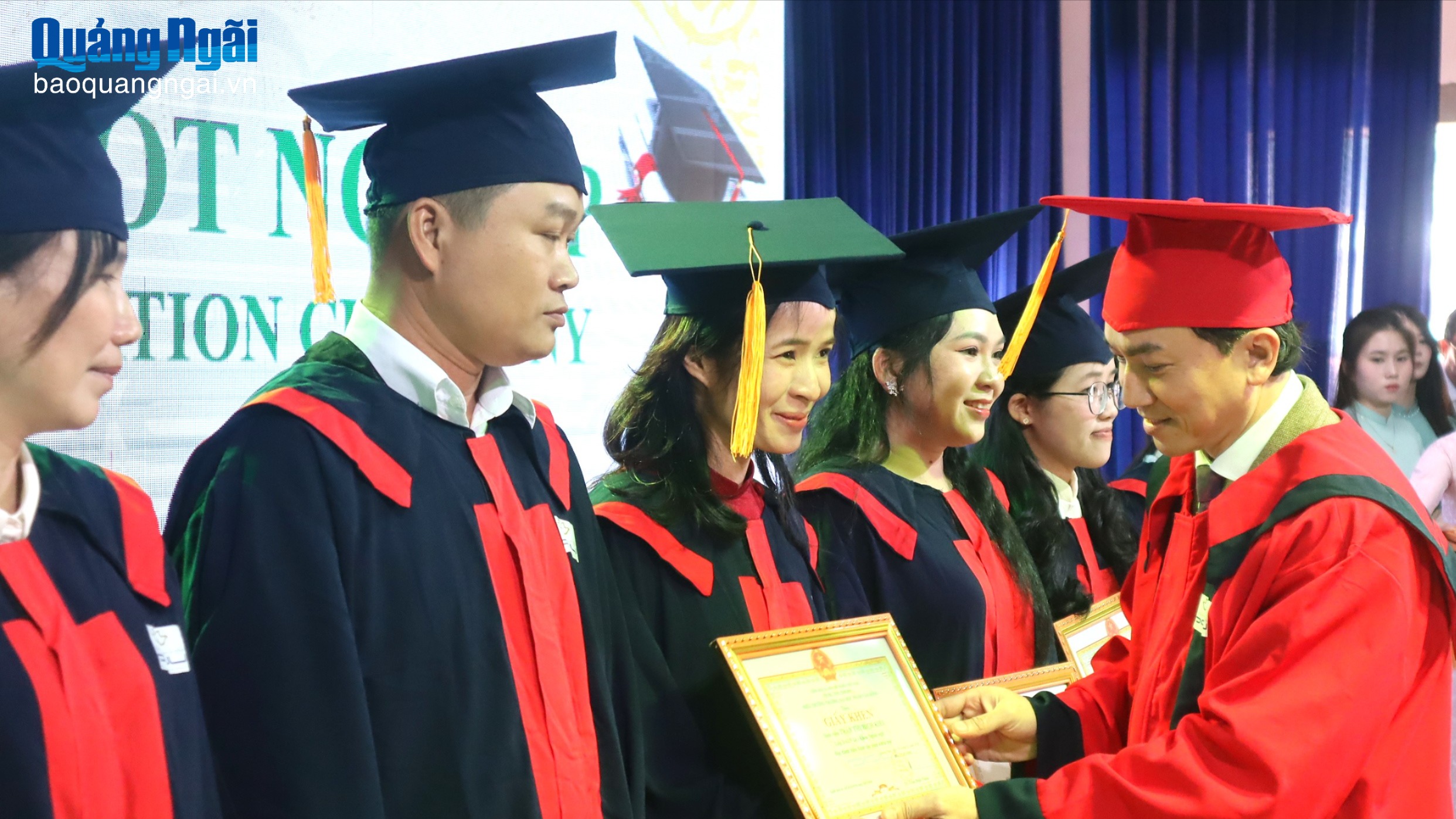 Trường Đại học Phạm Văn Đồng trao bằng tốt nghiệp cho 143 sinh viên