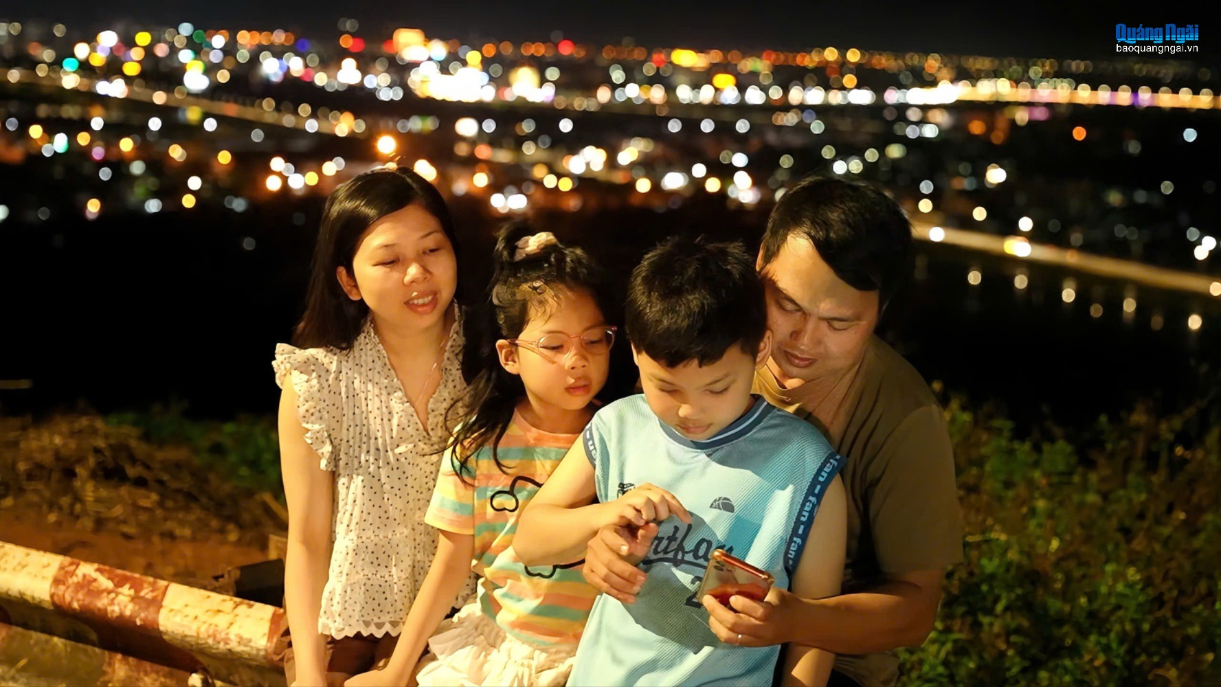 Núi Thiên Ấn hút người dân ngắm Quảng Ngãi về đêm