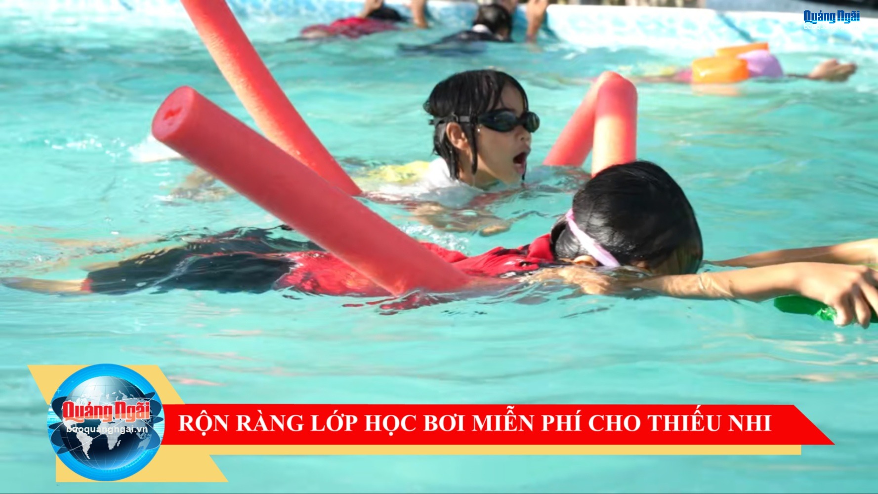 [Video]. Rộn ràng lớp học bơi miễn phí cho thiếu nhi