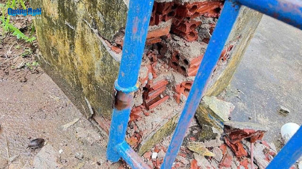 Sét đánh trúng cổng trường học