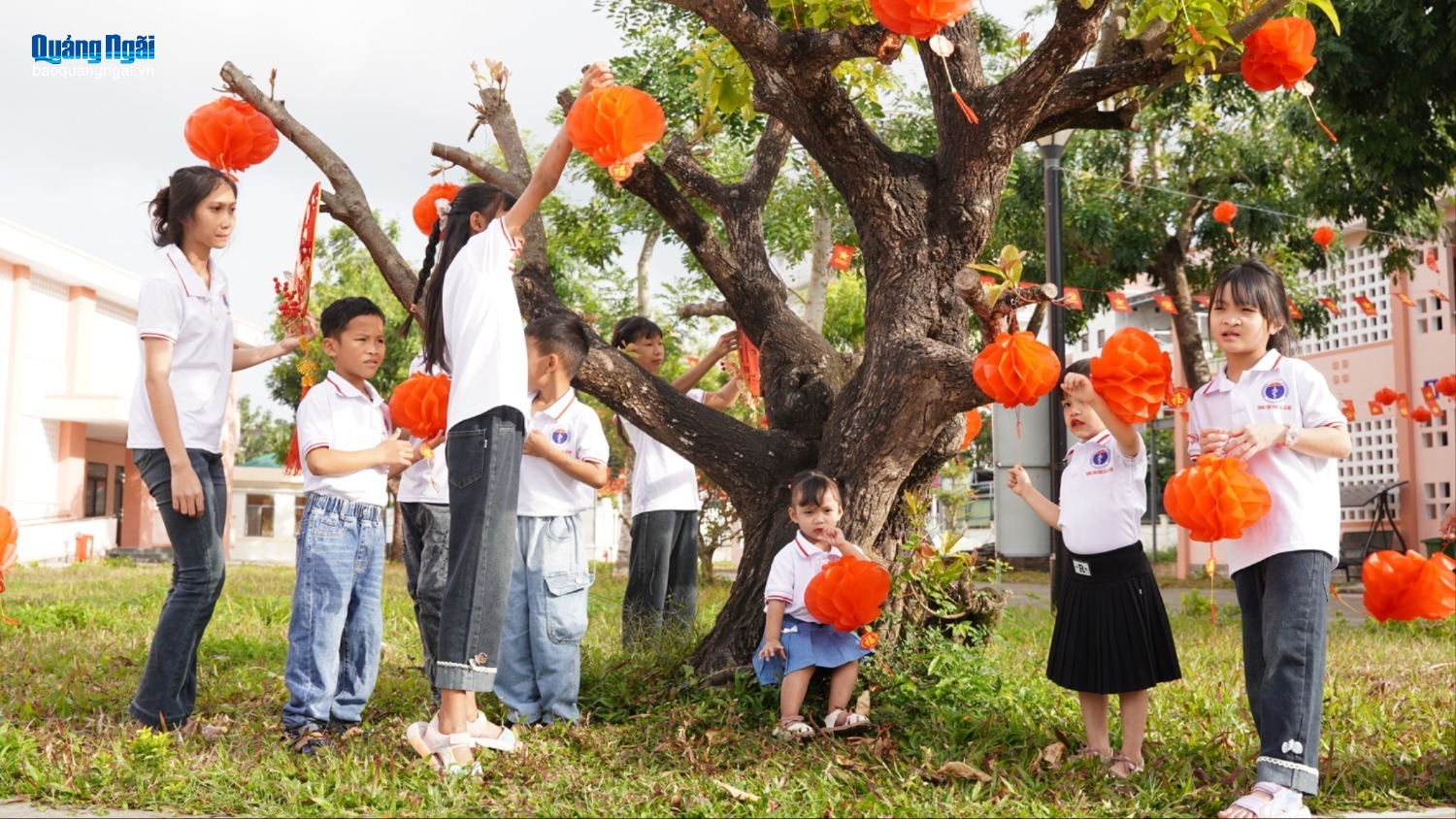 [Ảnh]. Tết đến sớm với trẻ em mồ côi