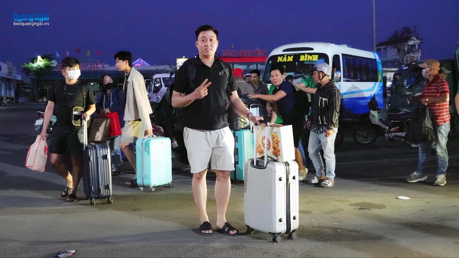 Nhộn nhịp về quê ăn Tết