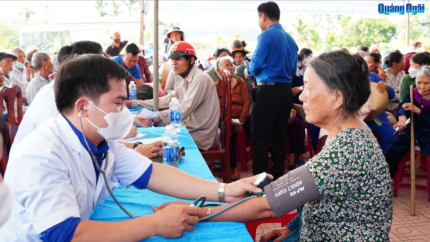 Thầy thuốc trẻ khám bệnh miễn phí cho người dân xã Đông Sơn