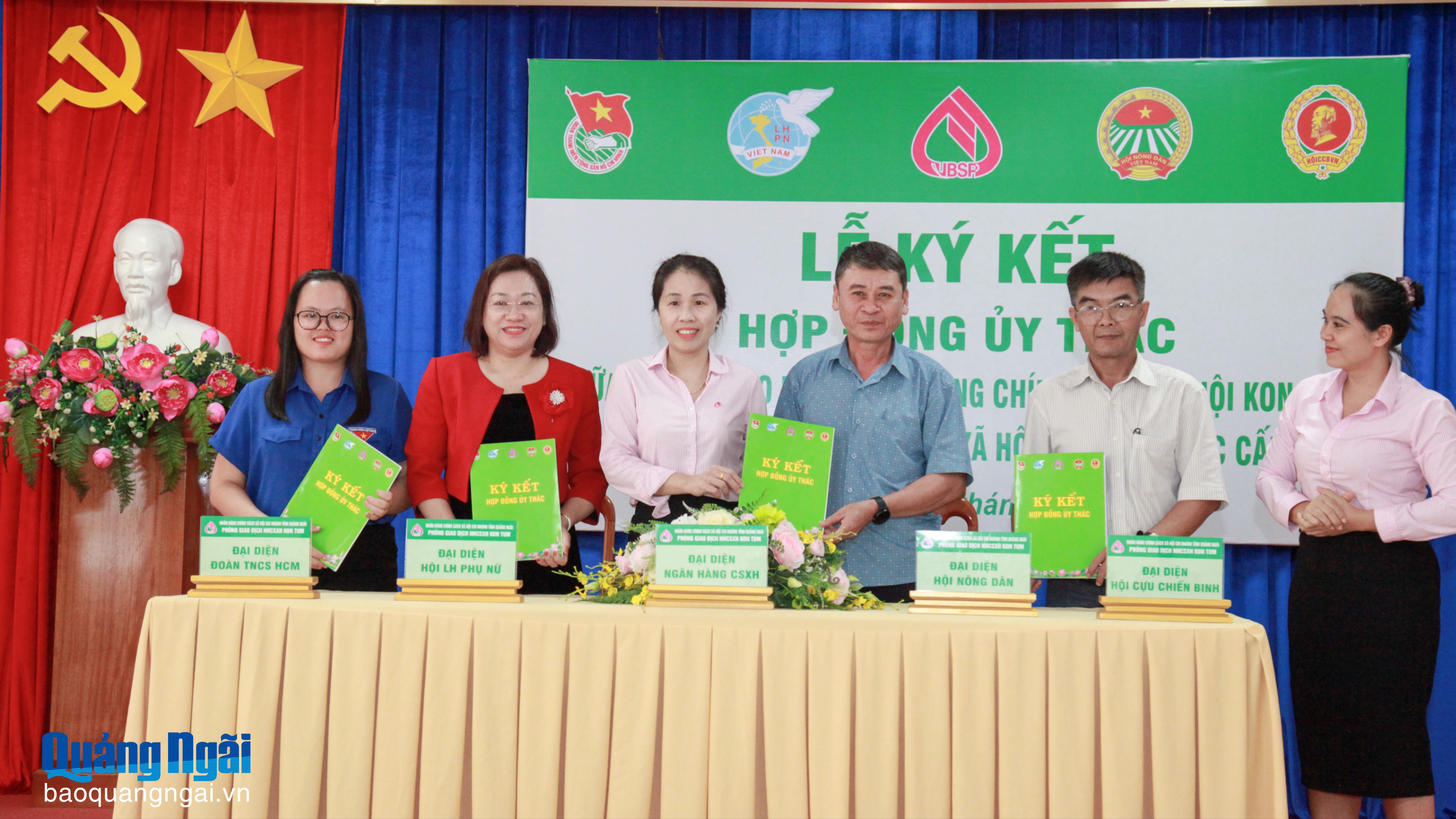 Lễ ký kết hợp đồng ủy thác tại Phòng giao dịch Ngân hàng Chính sách xã hội Kon Tum